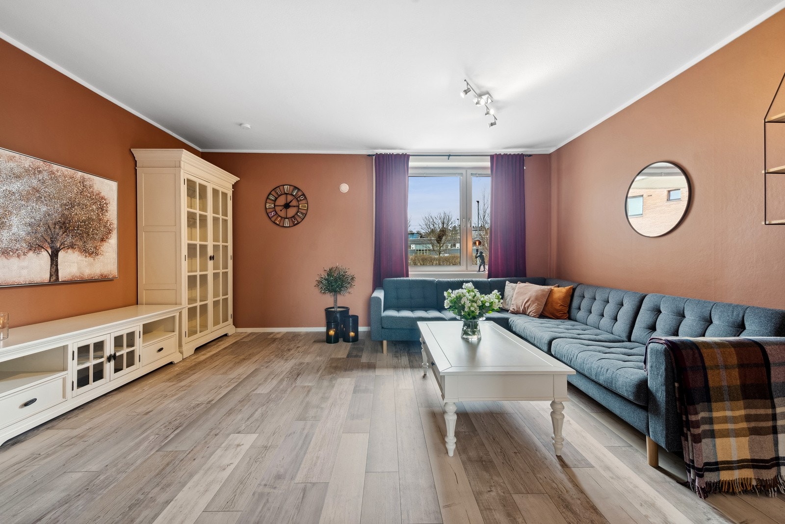 Stuen har et stort vindu som gir godt med naturlig lys. Vinduet vender ut mot boligens terrasse. Galleribilde