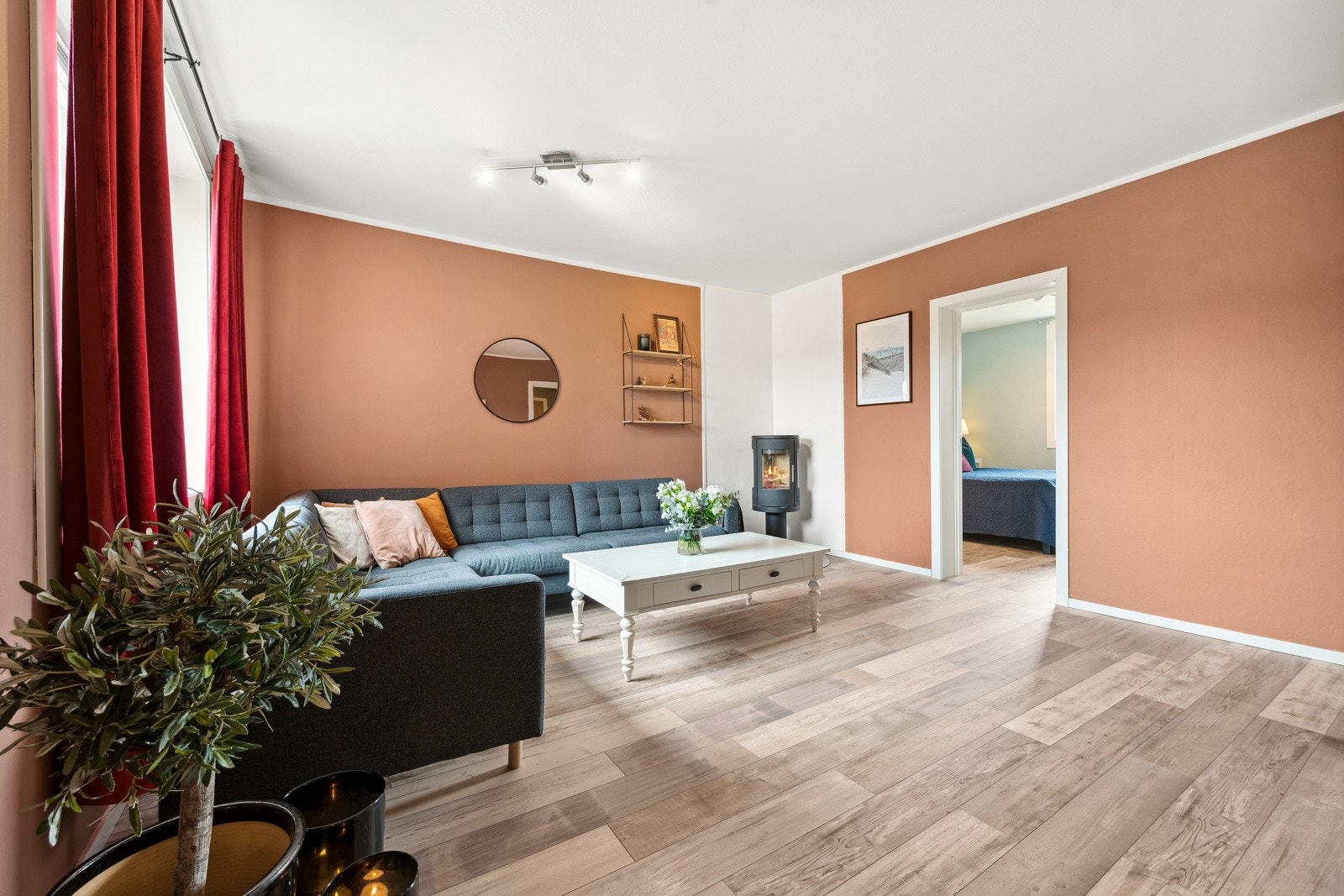 Det er peisovn på stuen som gir god varme og en hyggelig atmosfære. Galleribilde