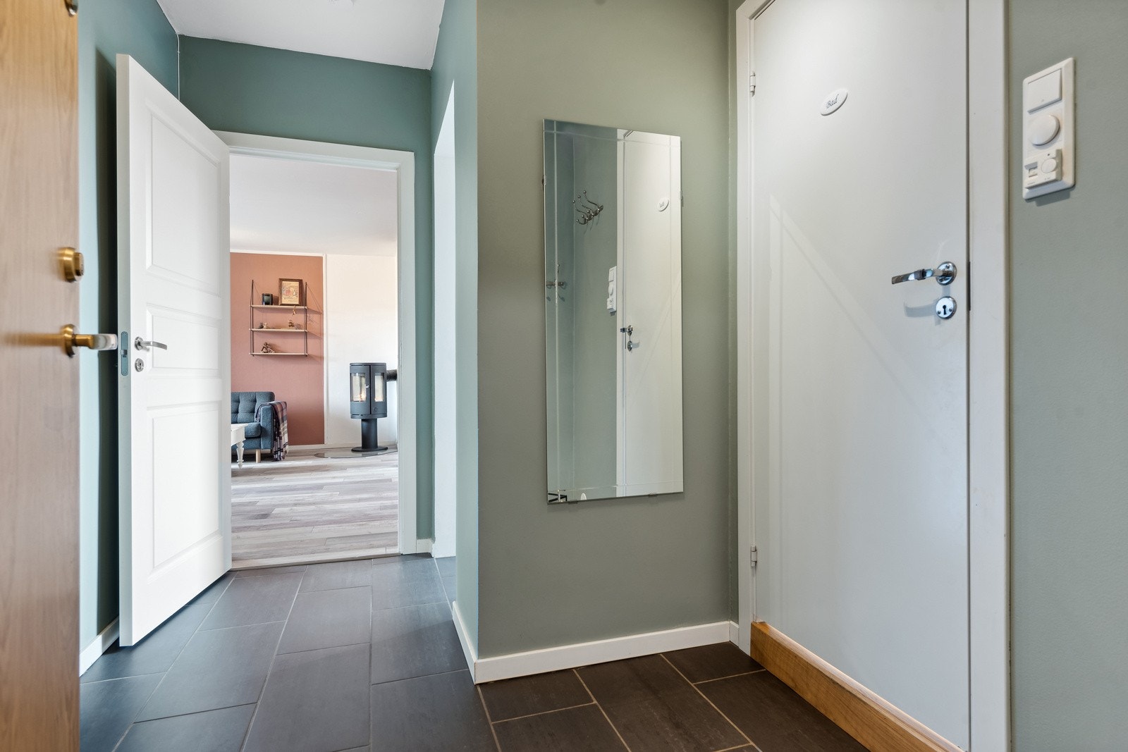 En hyggelig og innbydende entrè, hvor det er fint å ta i mot venner og familie. Galleribilde