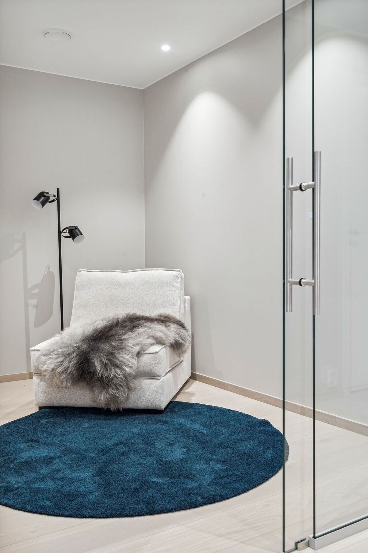 Kontor, Spill-rom, ekstra tv-stue, sovealkove eller lekerom? Valgene er mange og det er en praktisk skyvedør som skiller rommene. Galleribilde