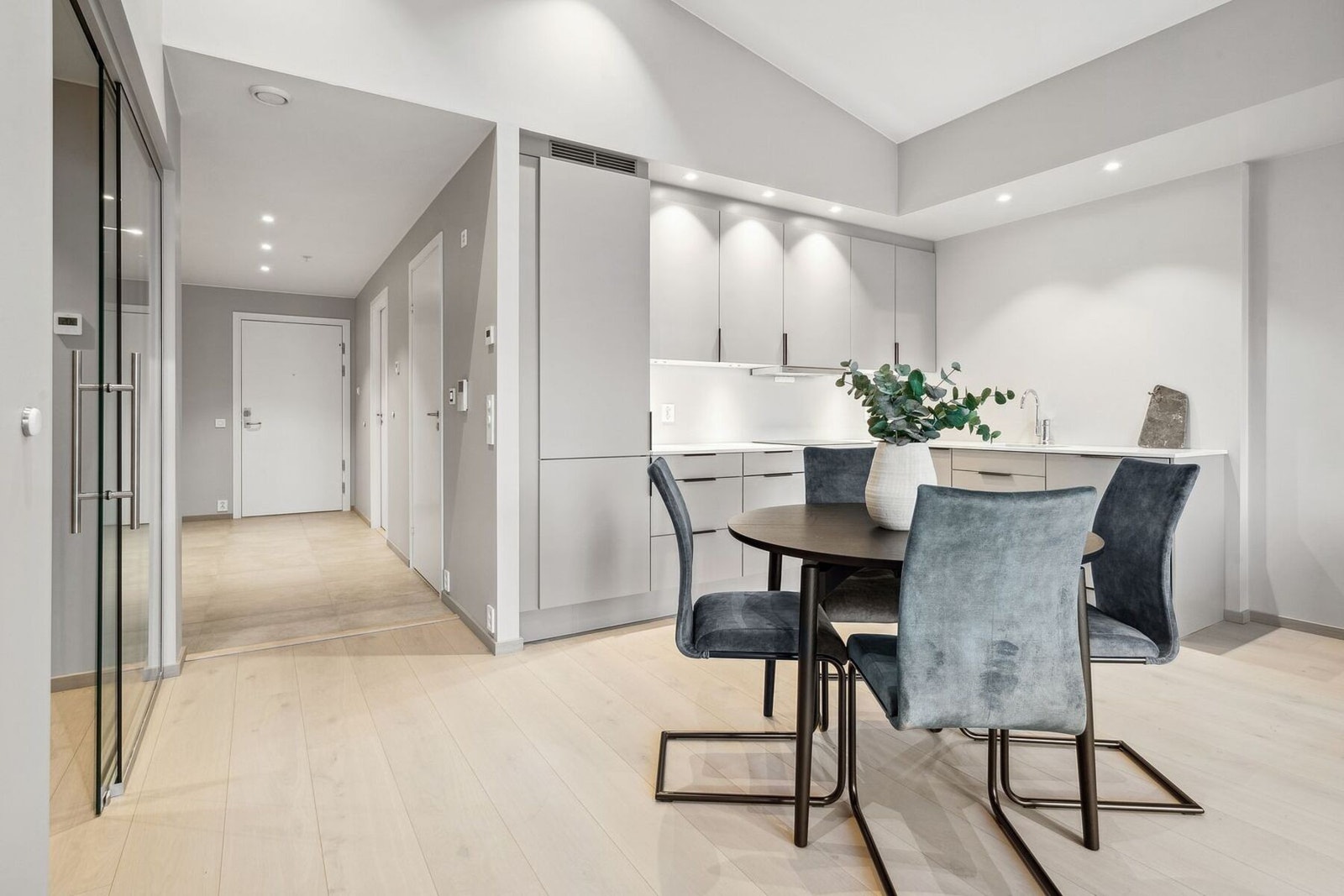 Velkommen inn i stuen der de har bevart den gamle formen i taket. Galleribilde