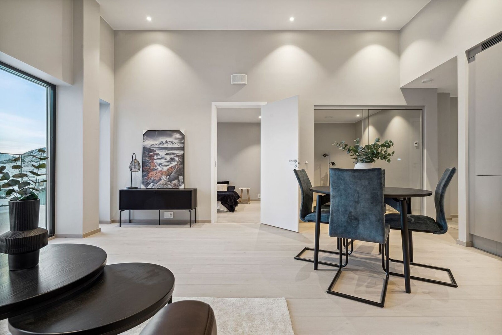 Egen solskjerming til hvert vindu og balkongdør. Galleribilde