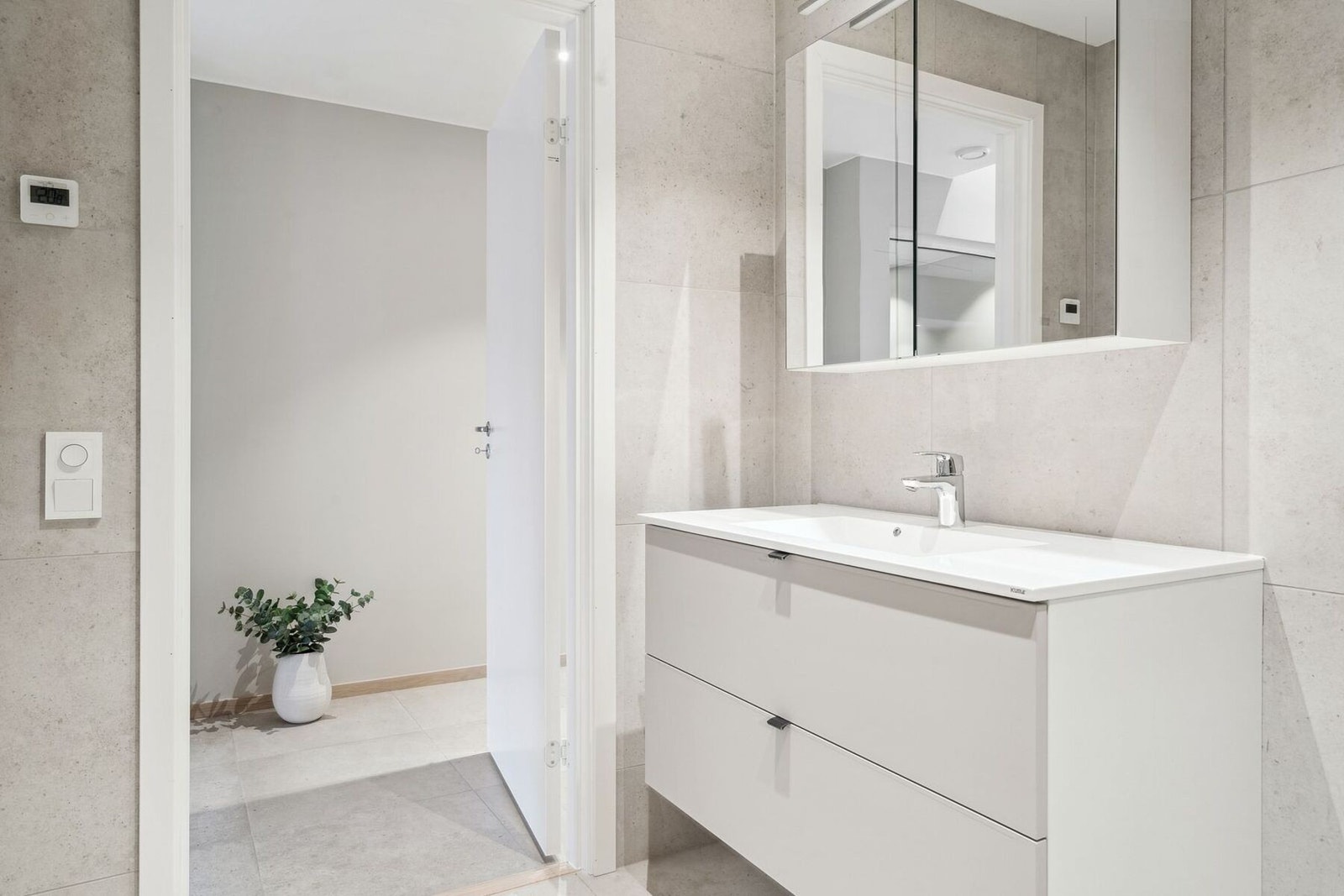 Varme i gulv, downlights i tak og god lagringsplass i skap og skuff. Galleribilde