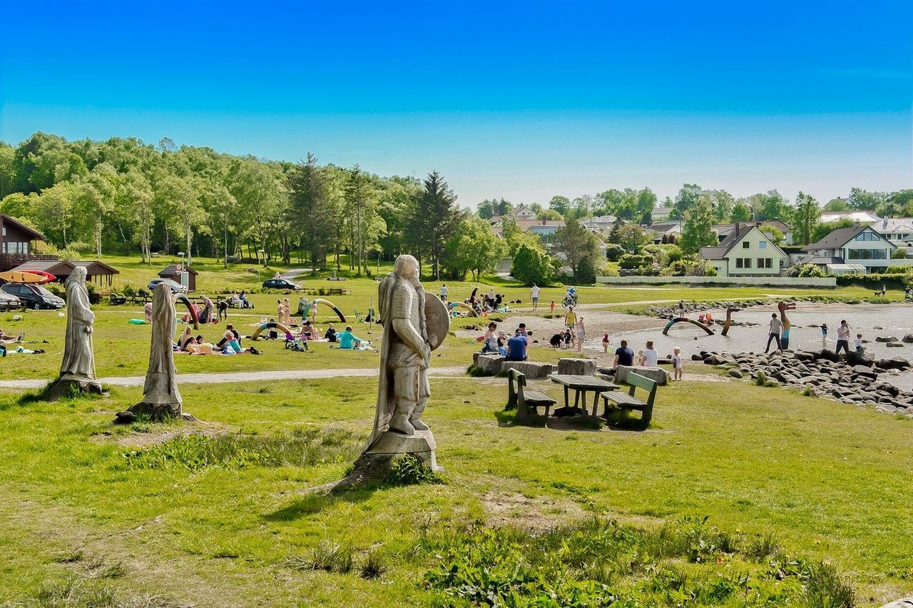 Boligen har en flott plassering på Sørnes med flott utsikt moten fjorden, Ormen lange og turområder. Galleribilde