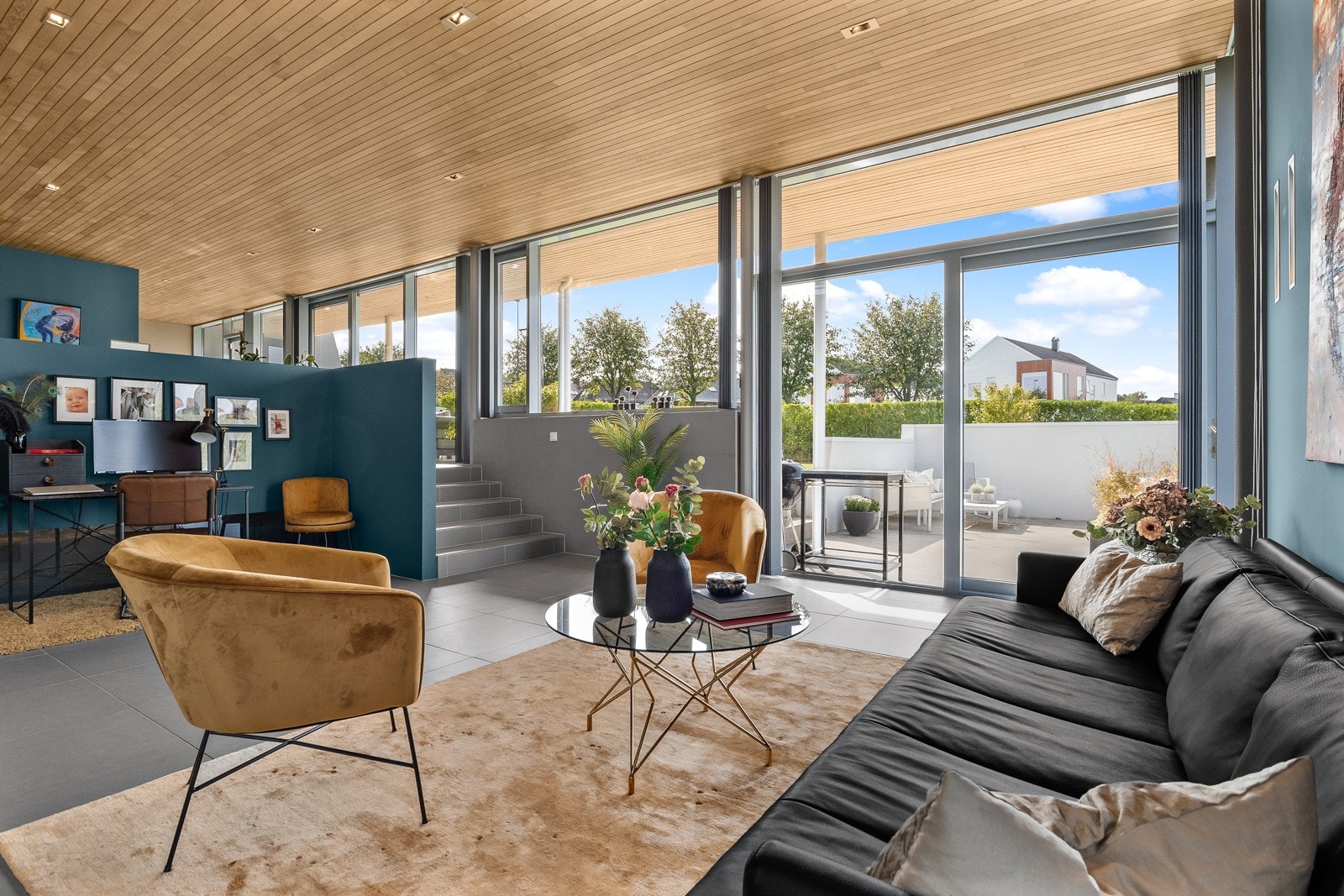 Utgang til terrasse og hage. Galleribilde