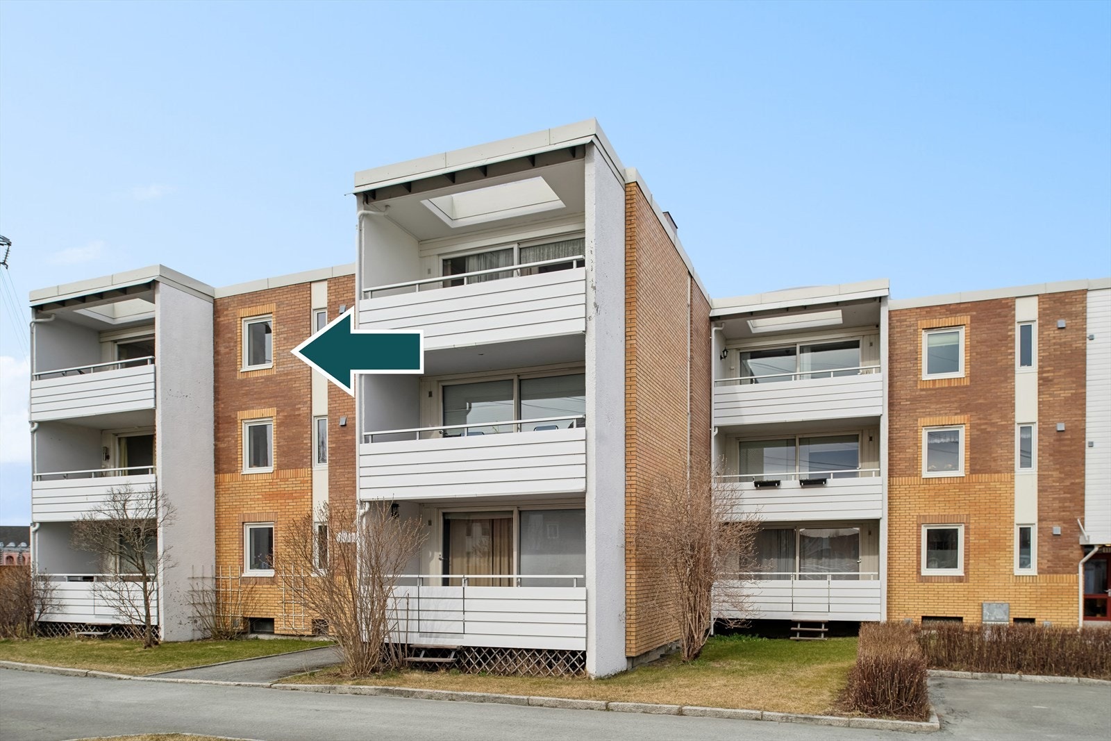 Leiligheten ligger som topp- og endeleilighet med mye lysinnslipp og solrik balkong. Galleribilde