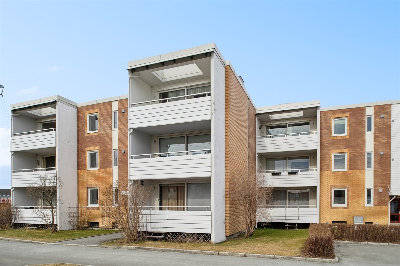 Fremfor leiligheten ligger borettslagets store grønne tun. Borettslaget har nedbetalt fellesgjeld og ingen store vedlikeholdsplaner som er vedtatt. Leiligheten ligger fint til med grøntområder like utenfor. Galleribilde