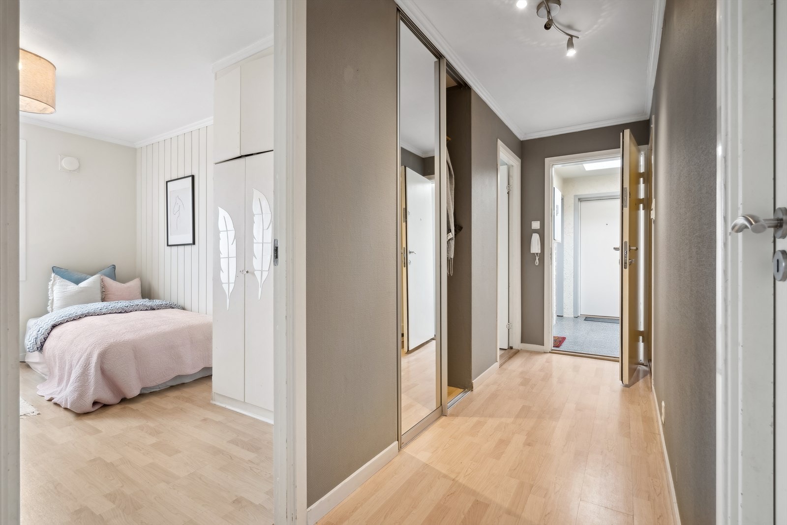 Inngangsparti med skyvedørsgarderobe med speildør. I felles trappeoppgang (3. etasje) følger bod til leiligheten. Galleribilde