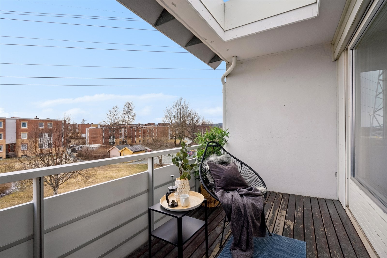 Balkong i forlengelse av stuen som bidrar med ytterligere 8 m² i sommerhalvåret. Balkongen ligger mot sør/vest og har ettermiddags -og kveldssol. Galleribilde