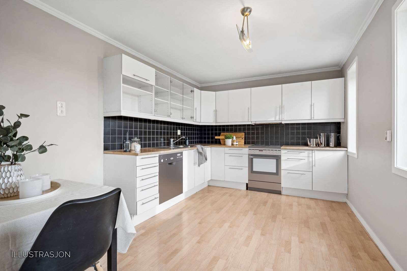 Stort kjøkken med mange muligheter til å forme et drømmekjøkken. Det kan også fint brukes slik det er i dag. Galleribilde