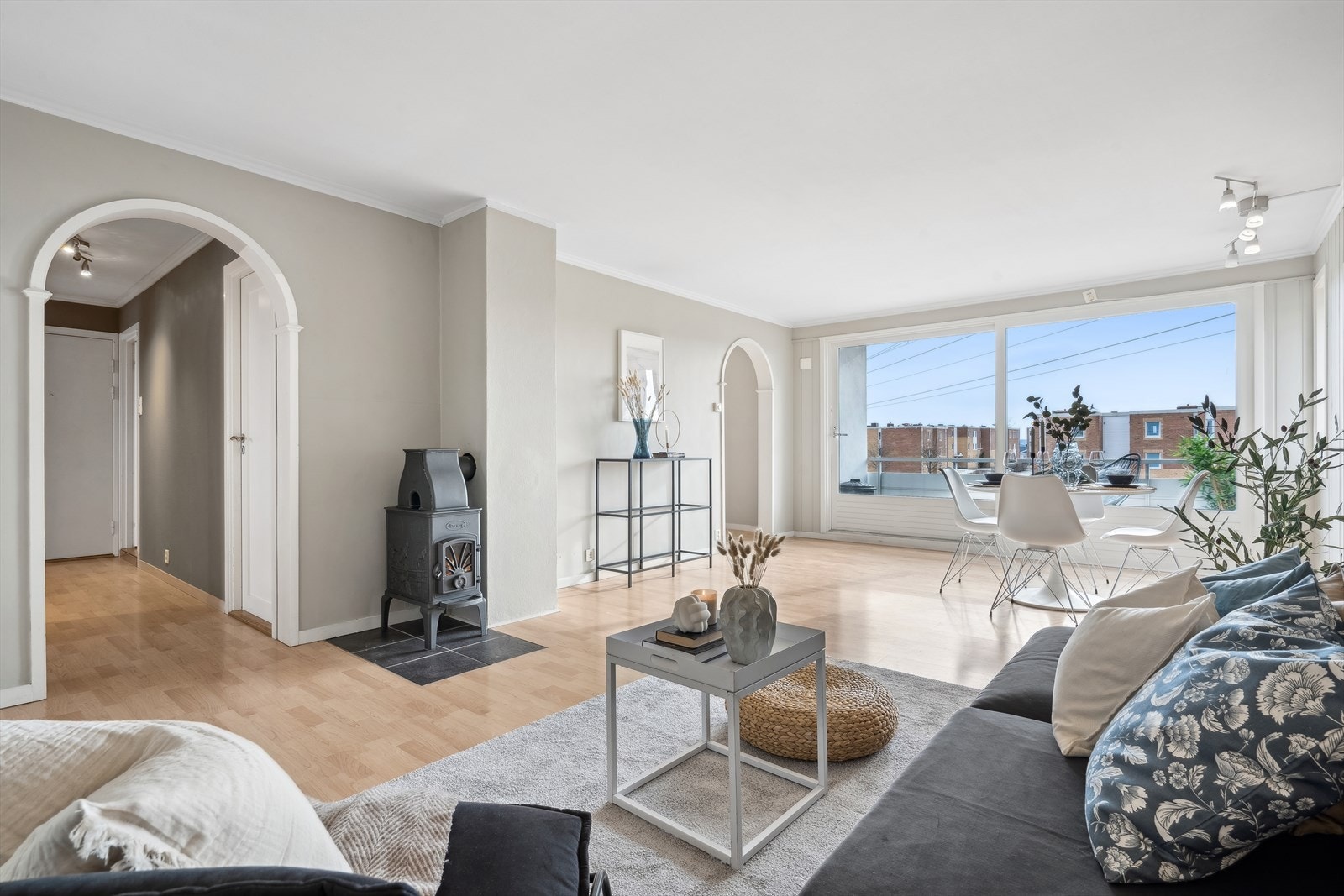 Det er installert vedovn i leiligheten og borettslaget har åpnet for installasjon av varmepumpe (må godkjennes av styret). Galleribilde