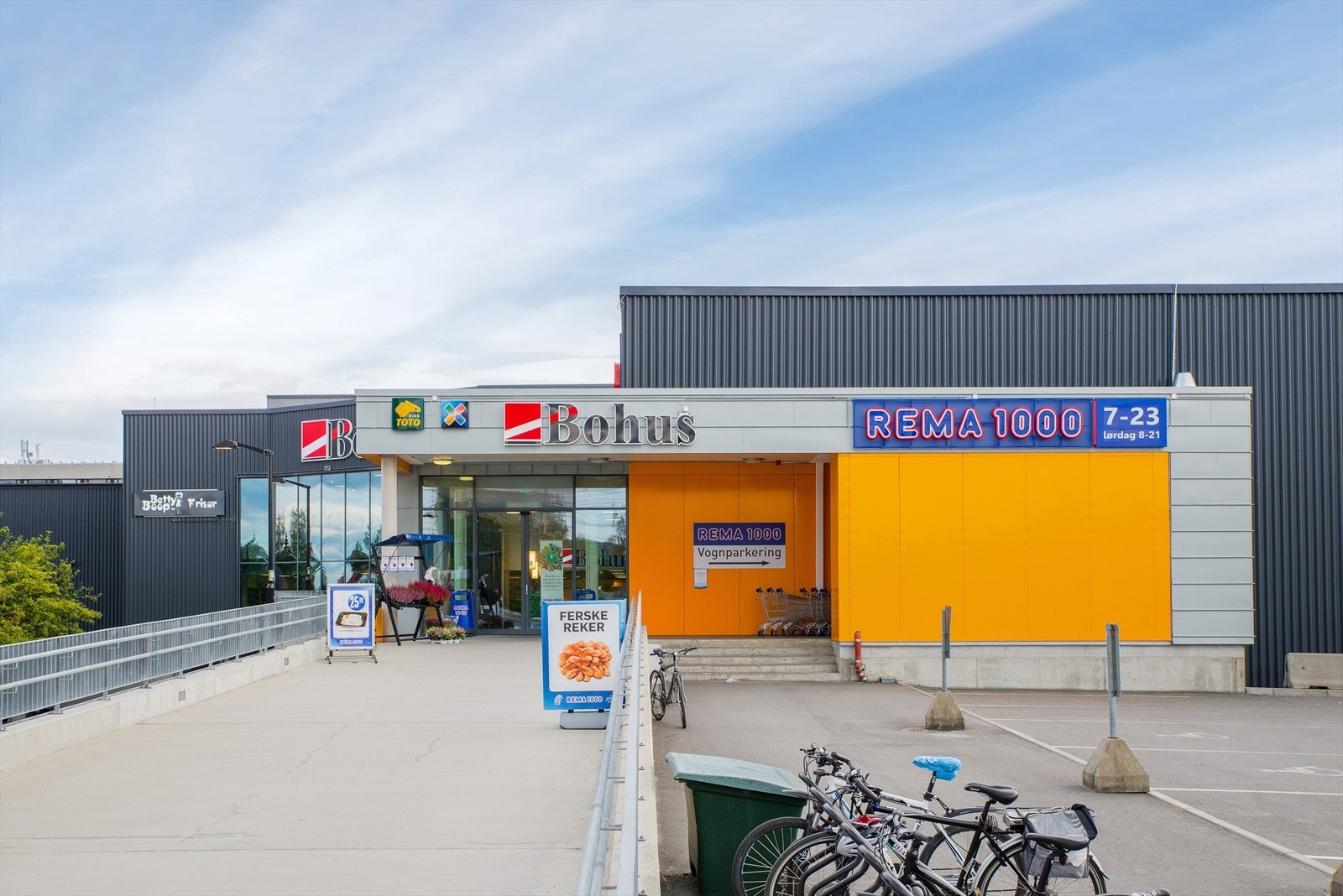 På andre siden av gata for leiligheten er det både Rema, Kiwi og bensinstasjon. Galleribilde