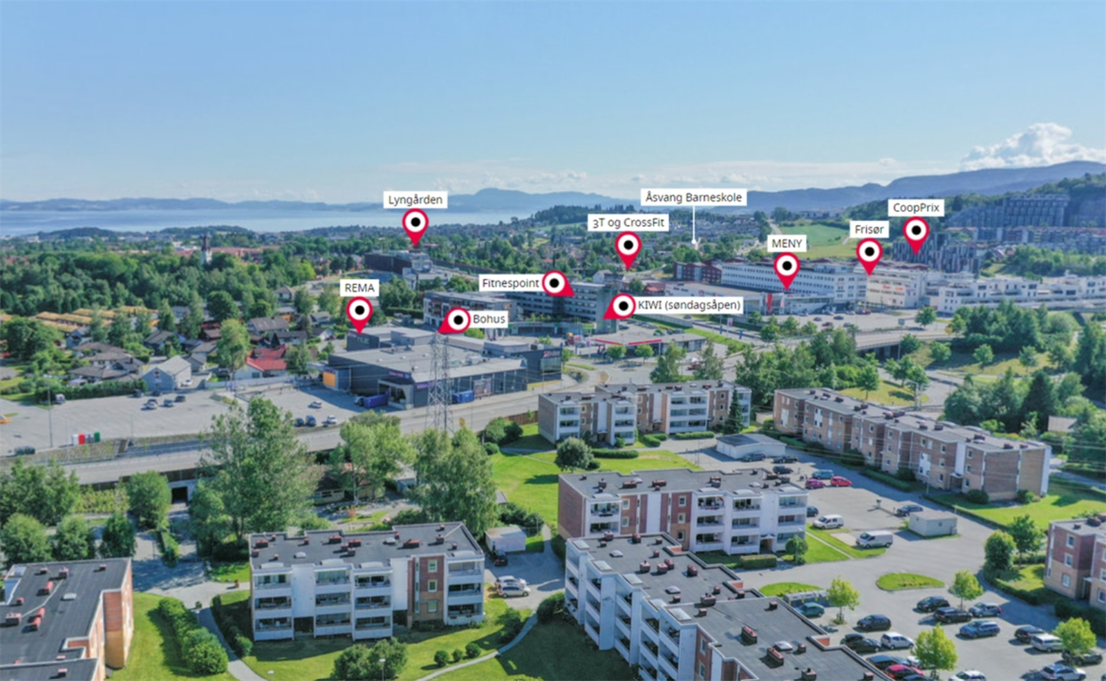 Leiligheten ligger svært sentralt til med flere dagligvareforretninger, frisør, treningssenter, apotek og bussholdeplasser tilgjengelig innenfor umiddelbar gangavstand. Galleribilde