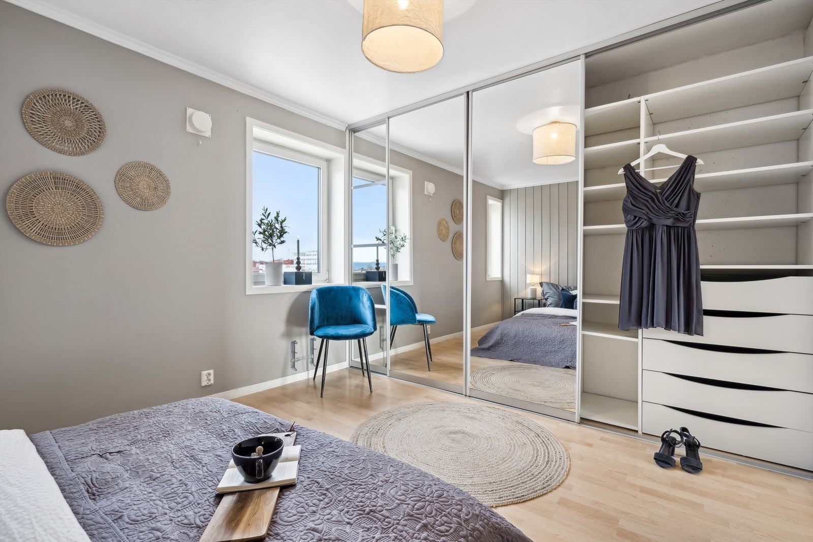 Flott skyvedørsgarderobe med innmat følger handelen. Galleribilde