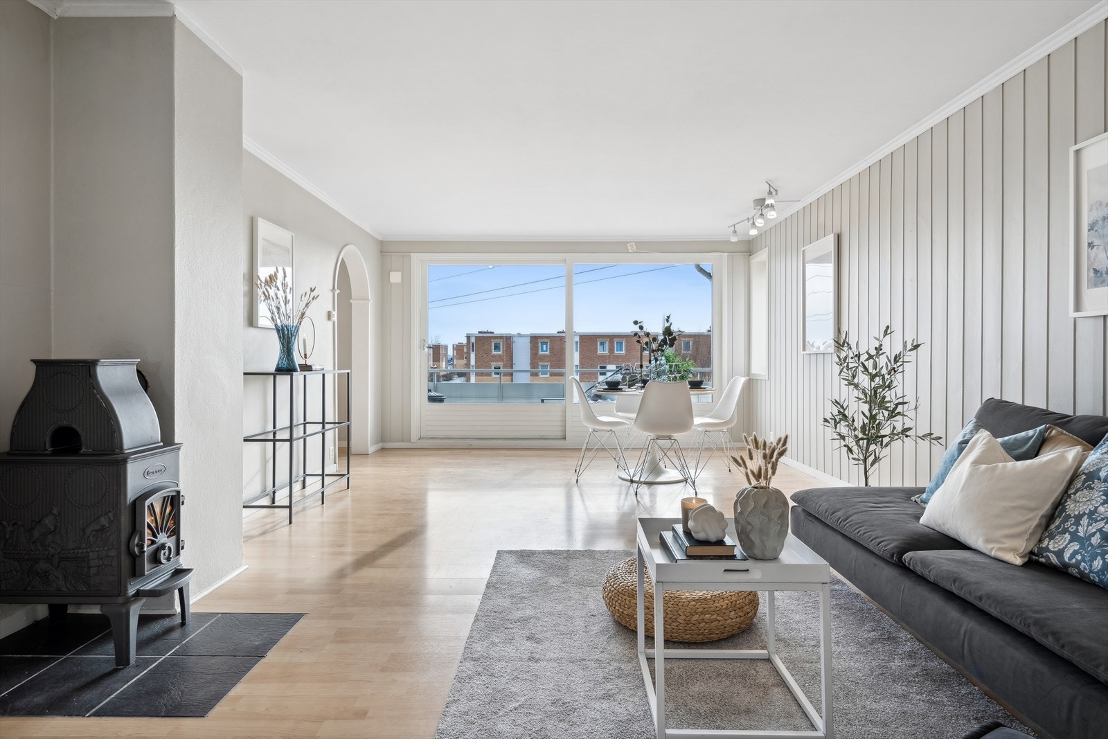 Oppholdsrommene er til sammen ca 42 kvm. med utgang til solrik balkong som er overbygget. Vedfyring gir god varme. Galleribilde