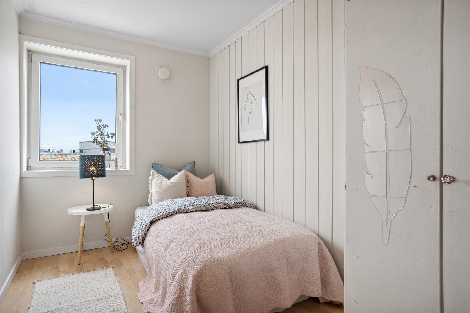 Vegg i vegg ligger to identiske soverom på ca 7,6 m². Galleribilde