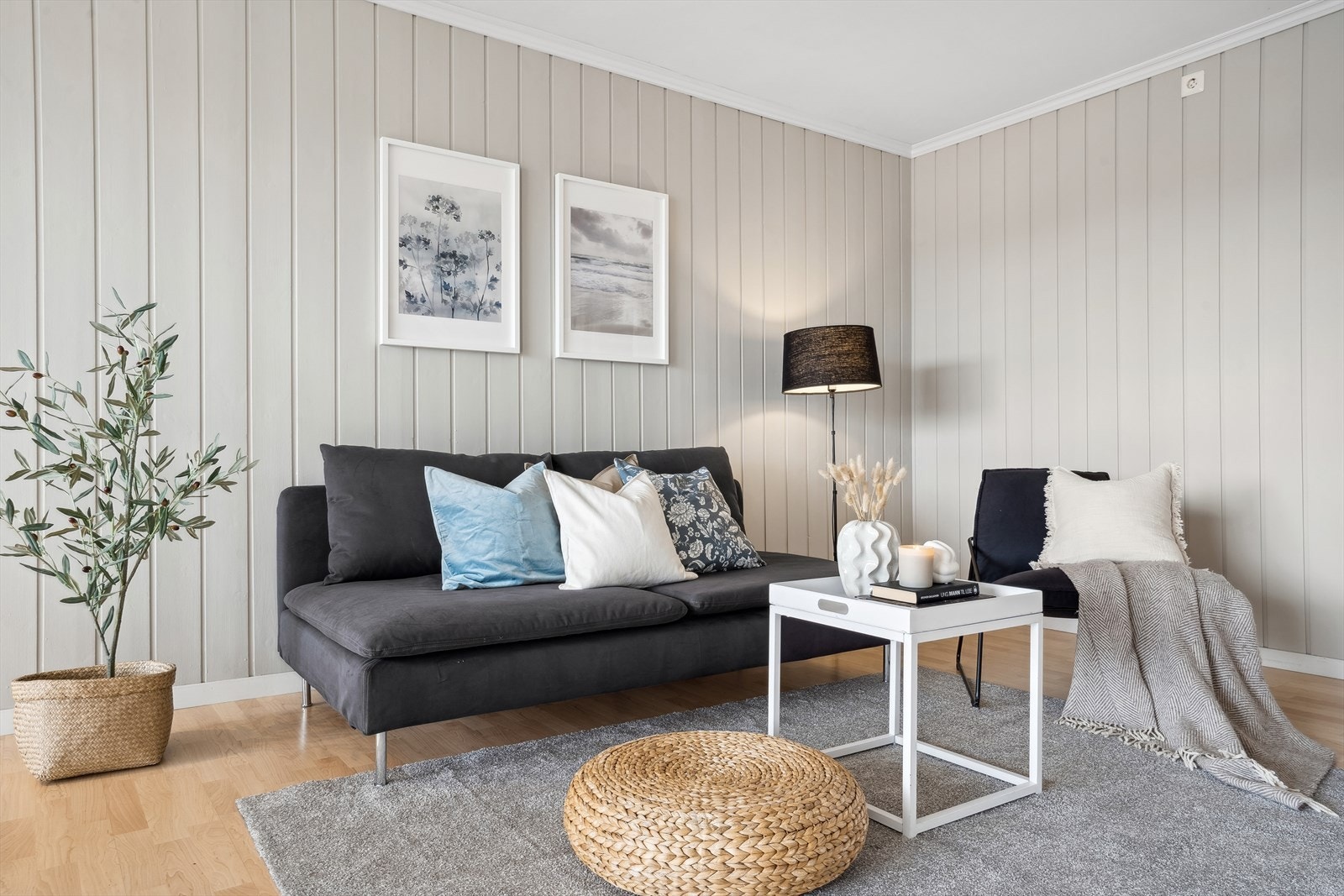 Romslig stue på ca 29 m² med gode soner for møblering. Leiligheten har moderne og fine fargevalg. Galleribilde