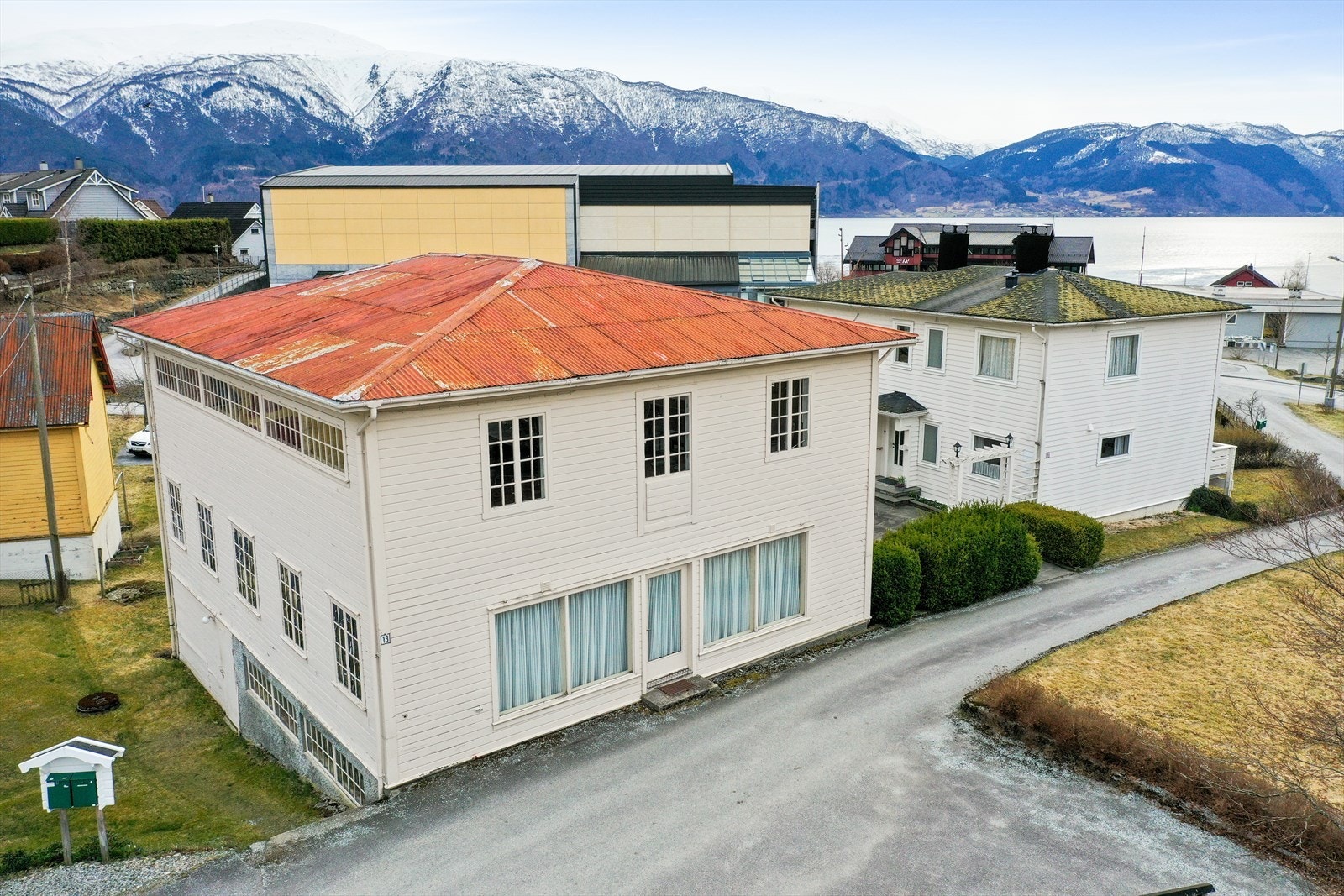 Lagerbygget har tidlegare vore møbelfabrikk, møbelbutikk og frisørsalong. Galleribilde