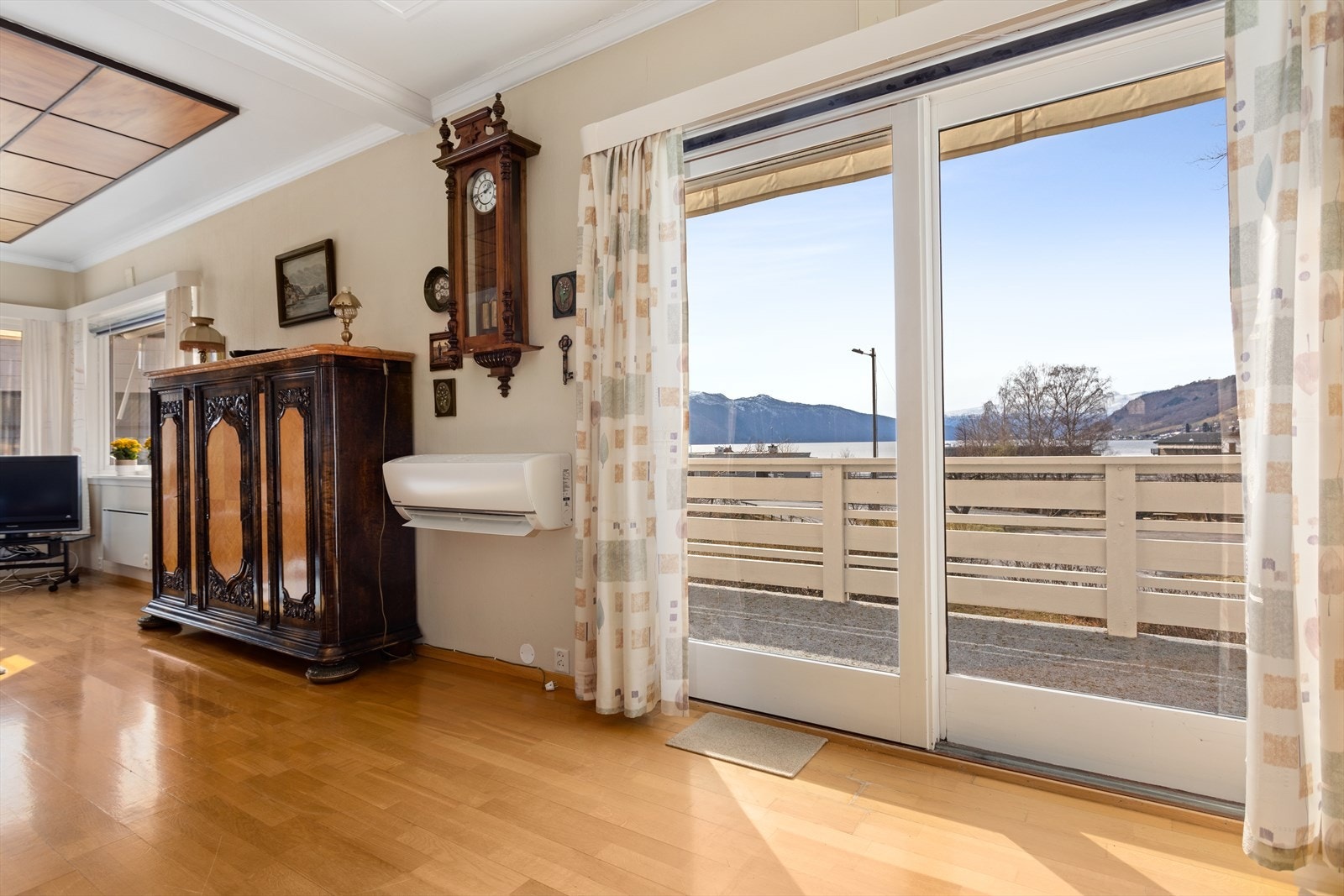 Den store stova framstår lys og luftig med store vindaugsflater som gjev eit godt lysinnslepp. Galleribilde