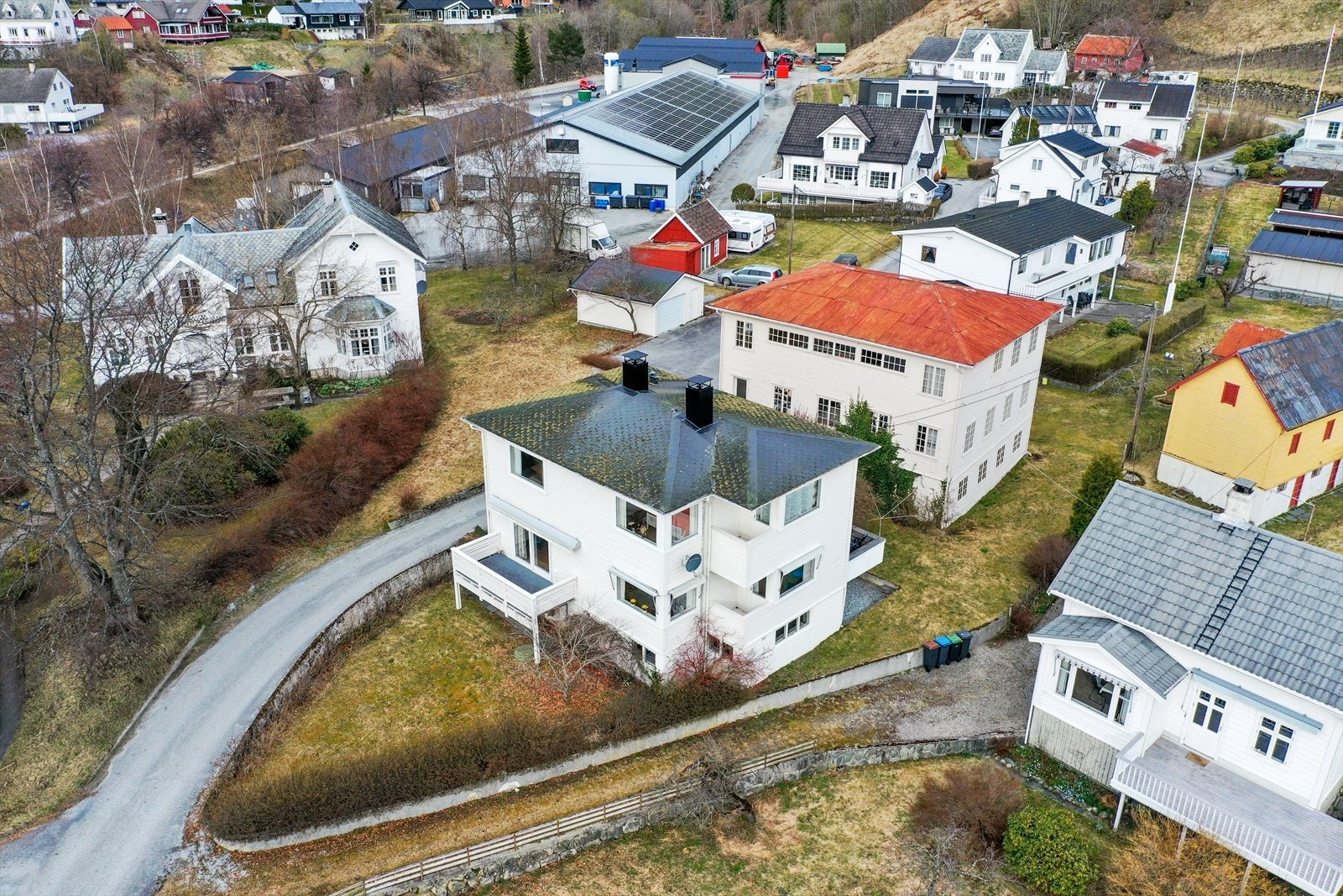Eigedomen består av to teigar med bustadhus og lagerbygg på den eine teigen og garasje på den andre teigen. Dei to teigane utgjer eit areal på ca. 1 mål. Galleribilde