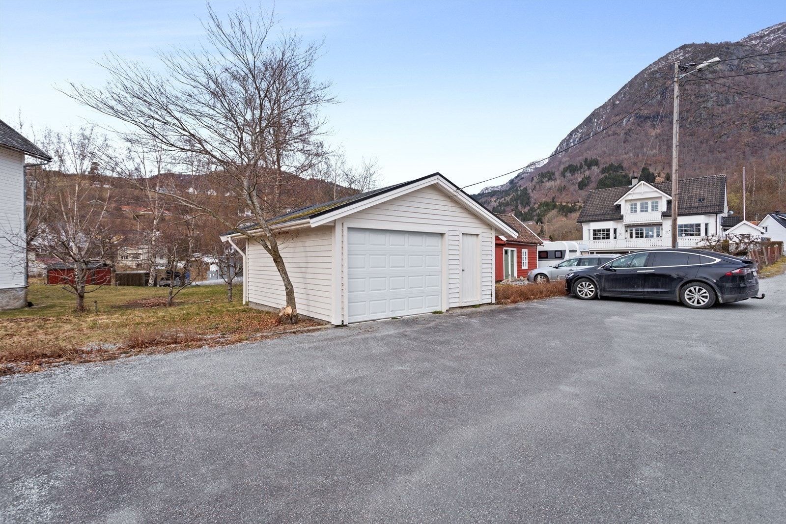God plass til parkering på asfaltert tun og i garasje. Galleribilde