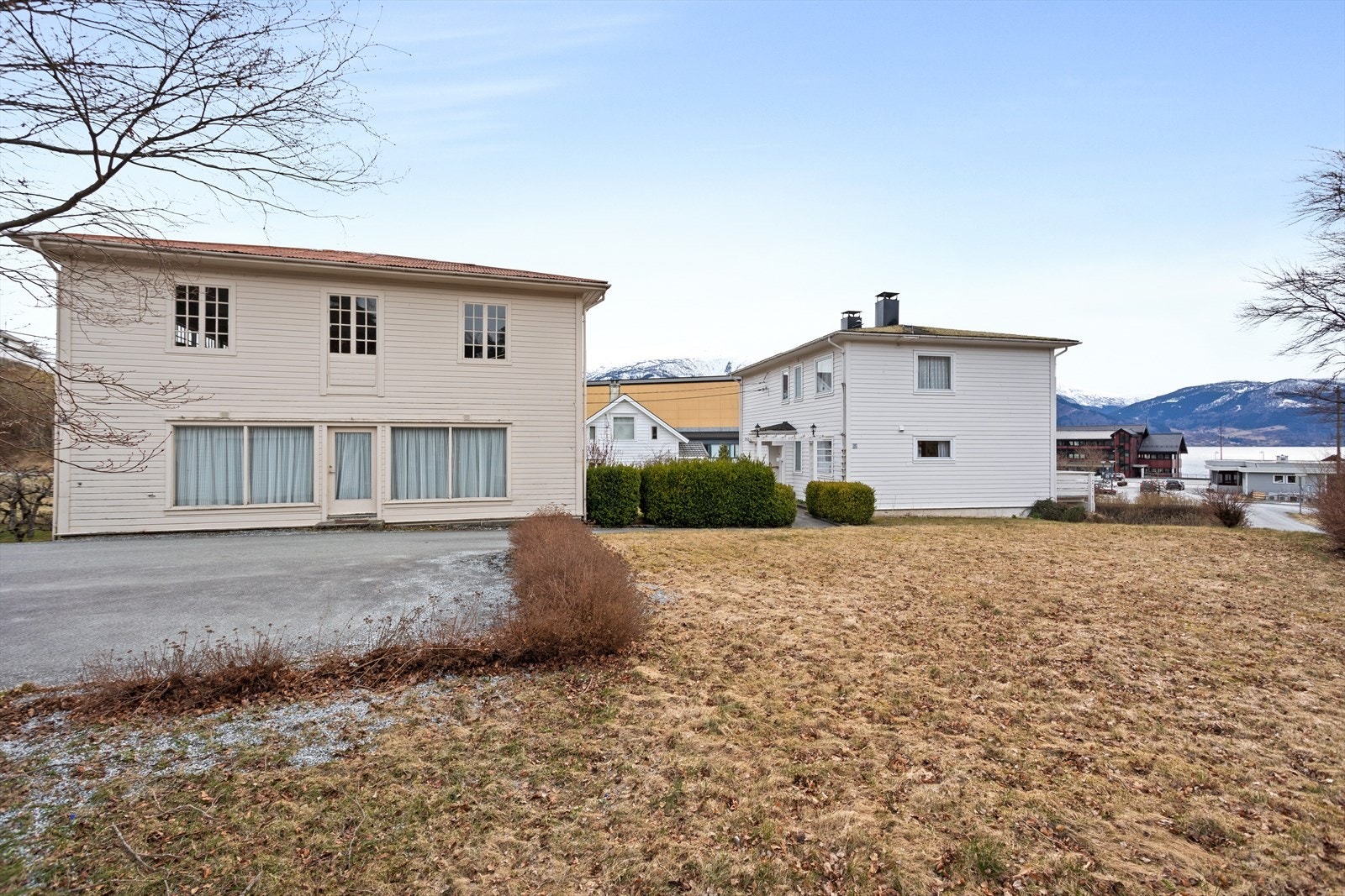 Den gamle møbelfabrikken i Riverdalen, på austsida av Henjaelva, står i stor grad uendra frå 1920-talet Galleribilde