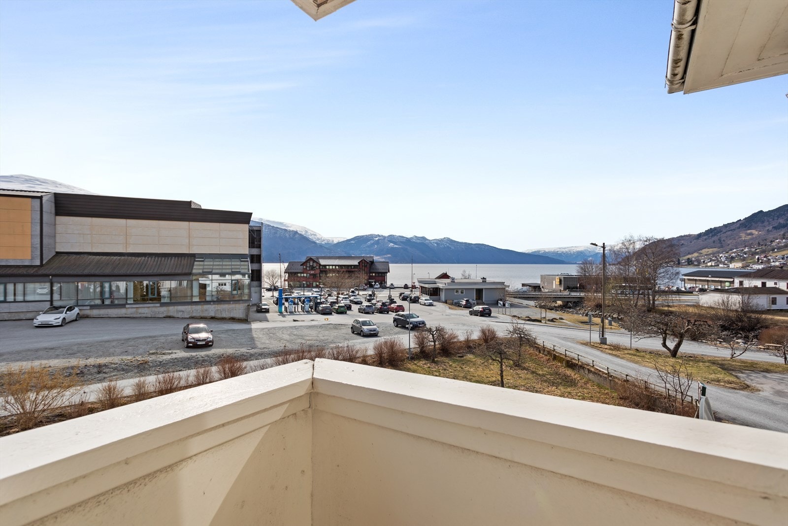 Eigedomen har svært sentral beliggenheit på Hermansverk. Galleribilde