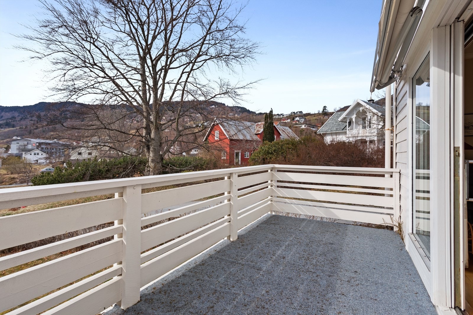 Frå stova er det utgang til terrasse. Galleribilde