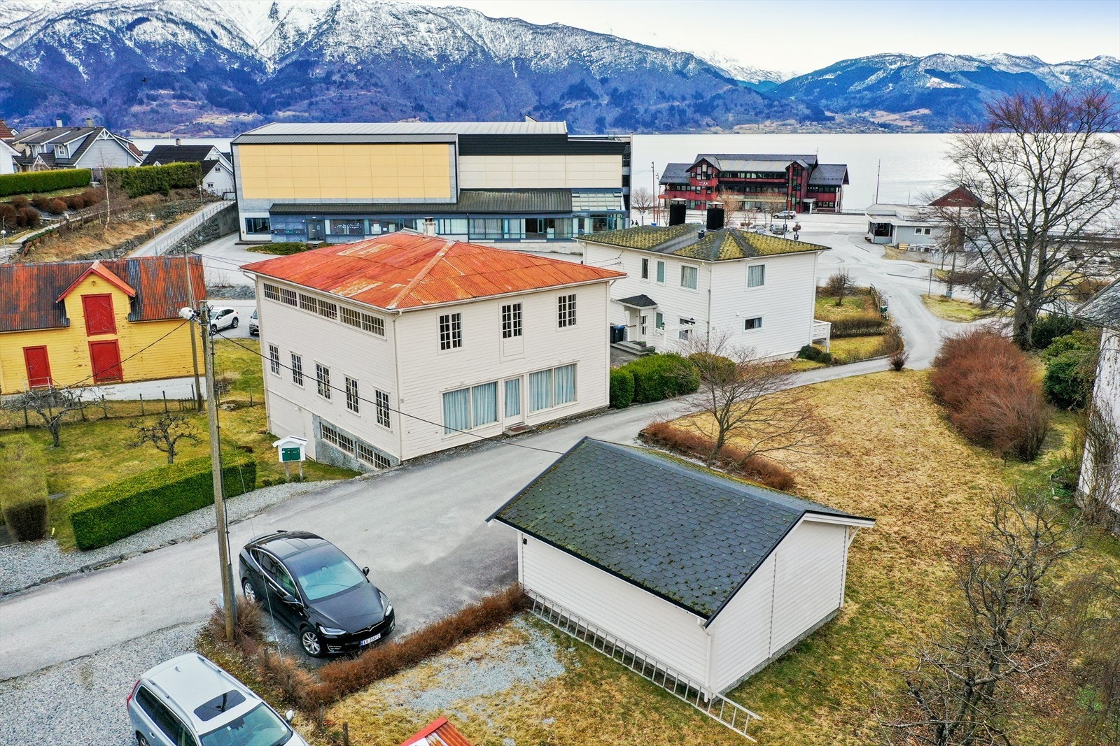 Eigedomen består av einebustad, lagerbygg og garasje. Galleribilde