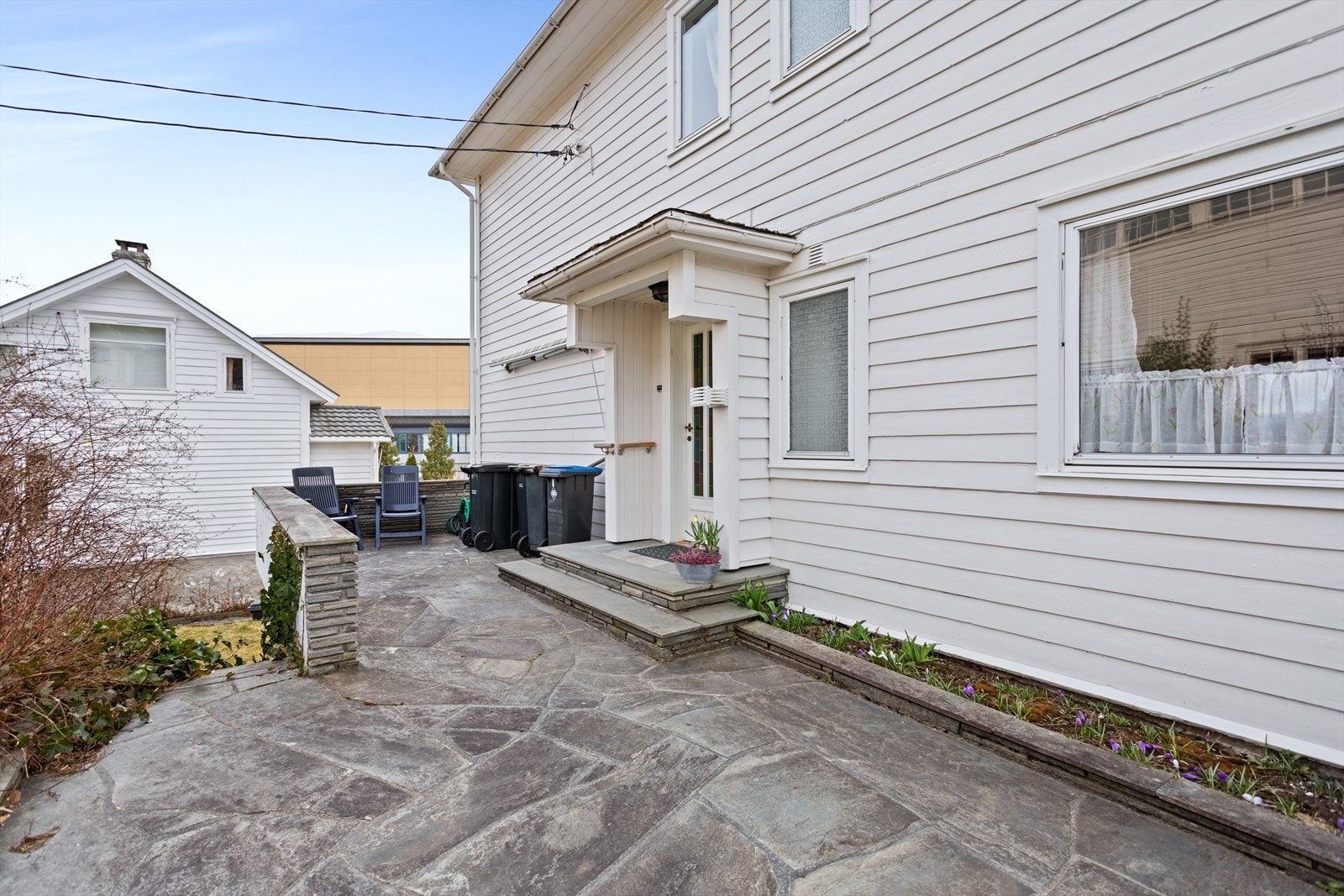 Ved inngangspartiet er det laga ein fin uteplass. Galleribilde