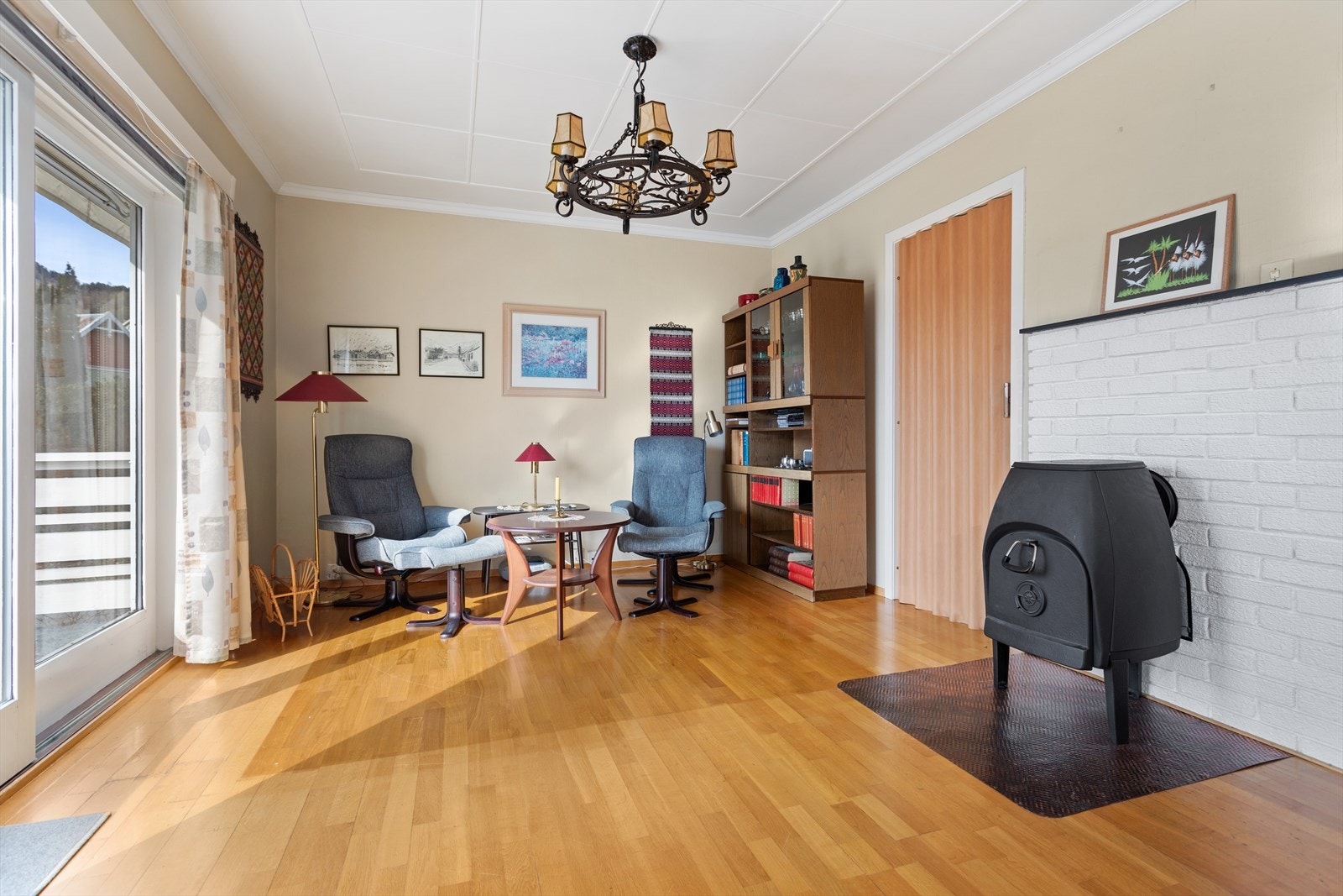 1. etasje inneheld gang, hall m/trapp, kjøkken, stove, soverom og bad. Galleribilde