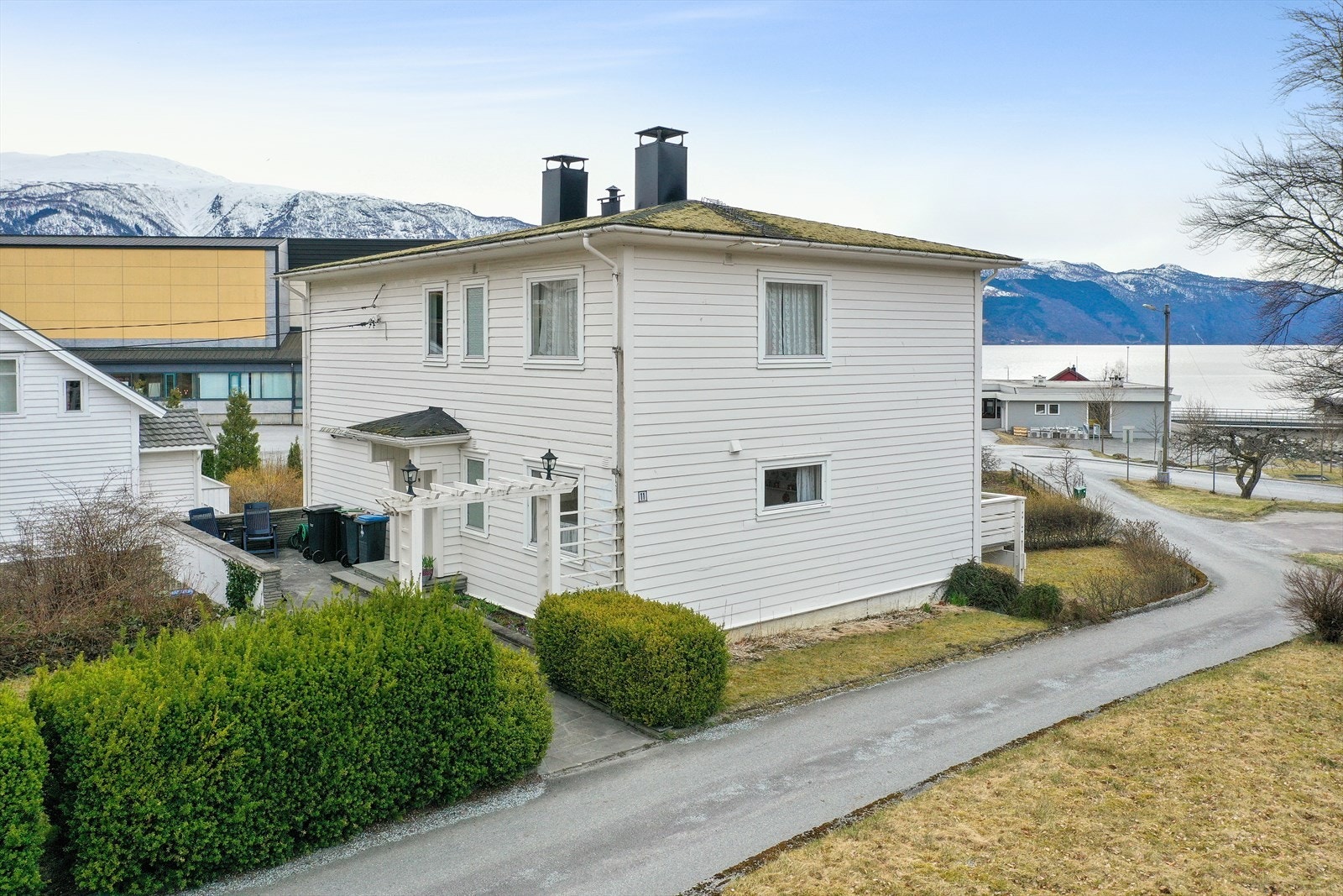 Einebustaden er antatt oppført på slutten av 1930-talet og går over tre plan. Galleribilde