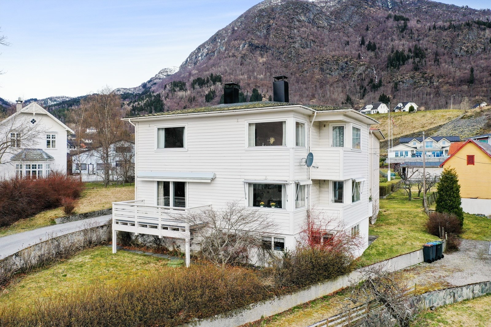 Einebustaden er innreia med to horisontaldelte leilegheiter, men er i matrikkelen registrert som einebustad. Galleribilde