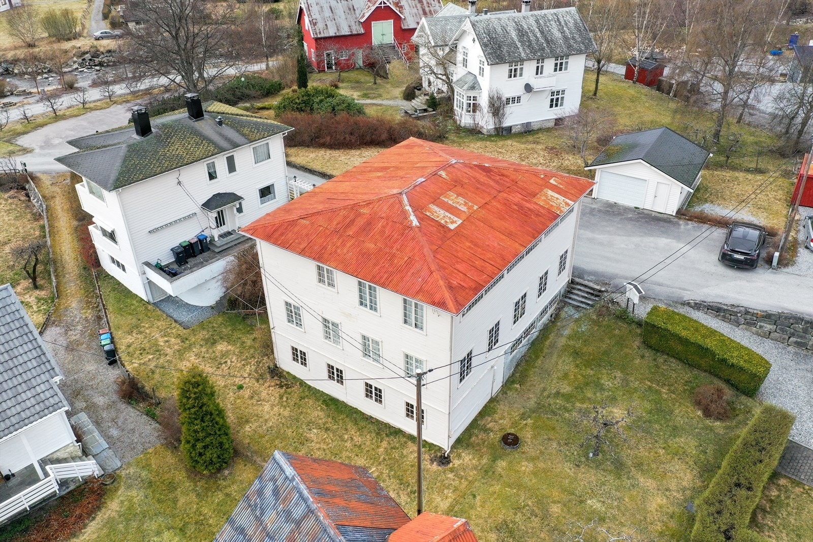 Den private vegen Riverdalen går gjennom eigedomen. Galleribilde