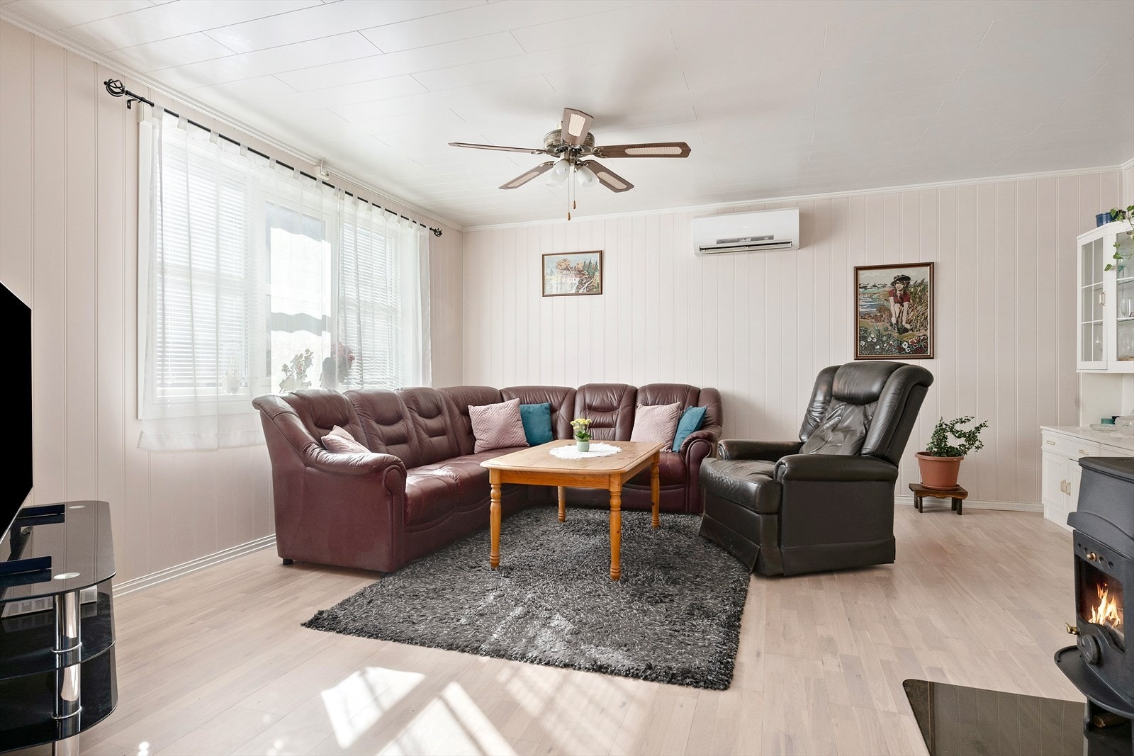 Stue er 2-delt. Boligens planløsning byr på mange muligheter for den som ønsker å tilpasse boligen etter eget behov. Galleribilde