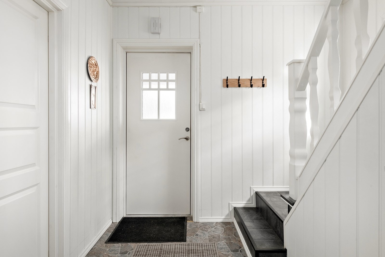 Entrè/trapperom mot inngangsdør. Galleribilde