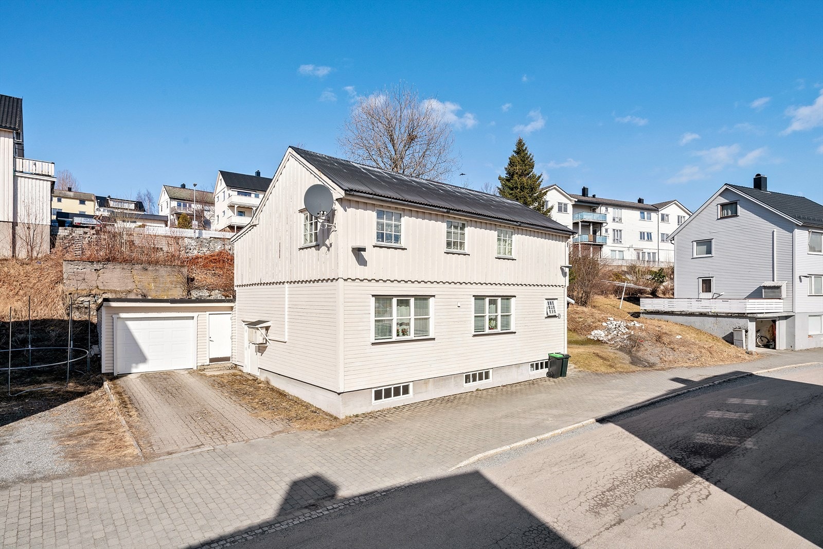 Velkommen til Torggata 10!
En flott enebolig med garasje på Hemnes. Eneboligen er oppført over 3 plan, henholdsvis kjeller, hovedetasje og loft. Galleribilde