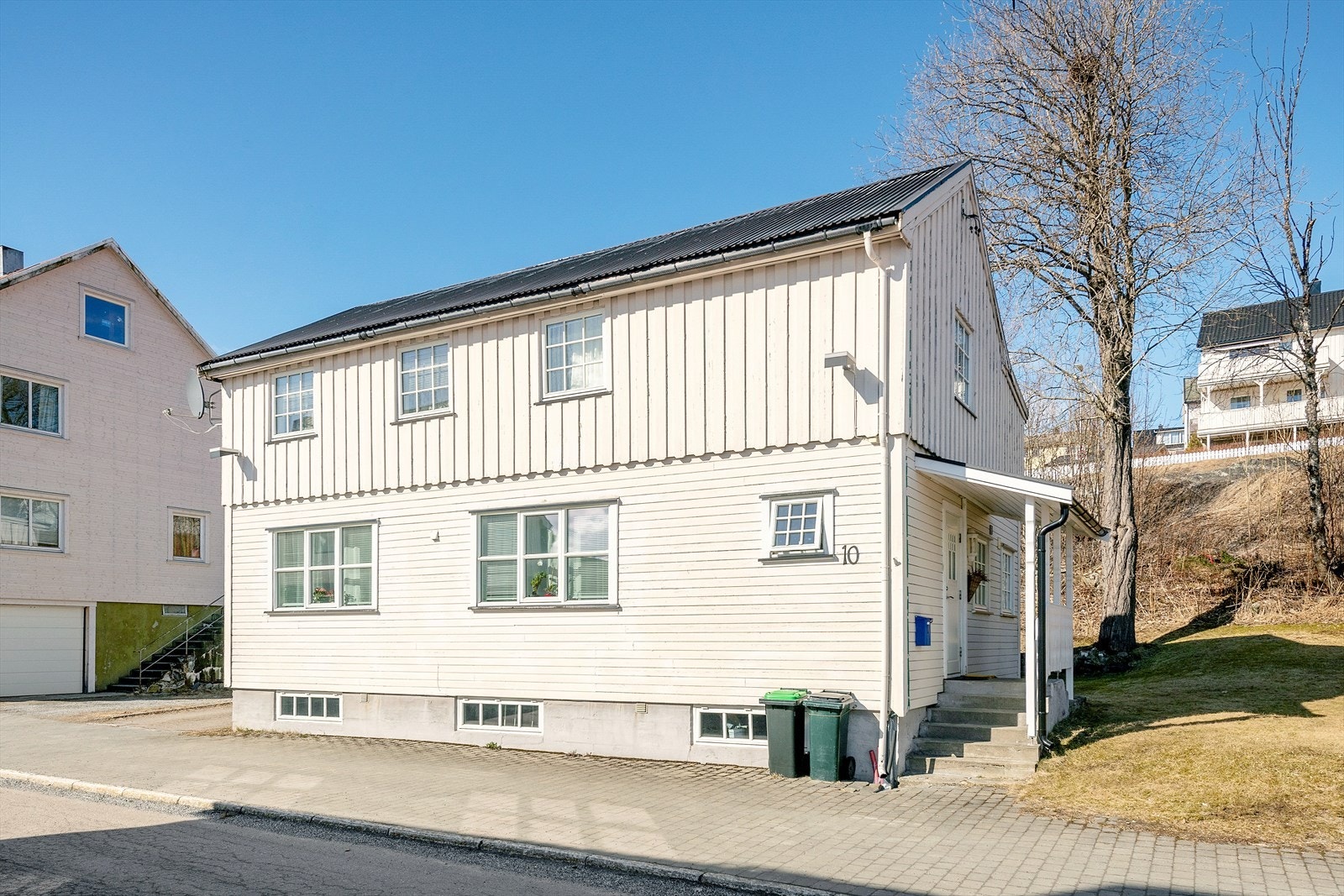 Hemnesberget er ei lita halvøy og tettsted på sørsiden av Ranfjorden sørvest for Mo i Rana. Stedet er kjent for sine mange kulturbegivenheter - bl.a. Jazz-og bluesfestival samt båt-og fjordfestival. Galleribilde