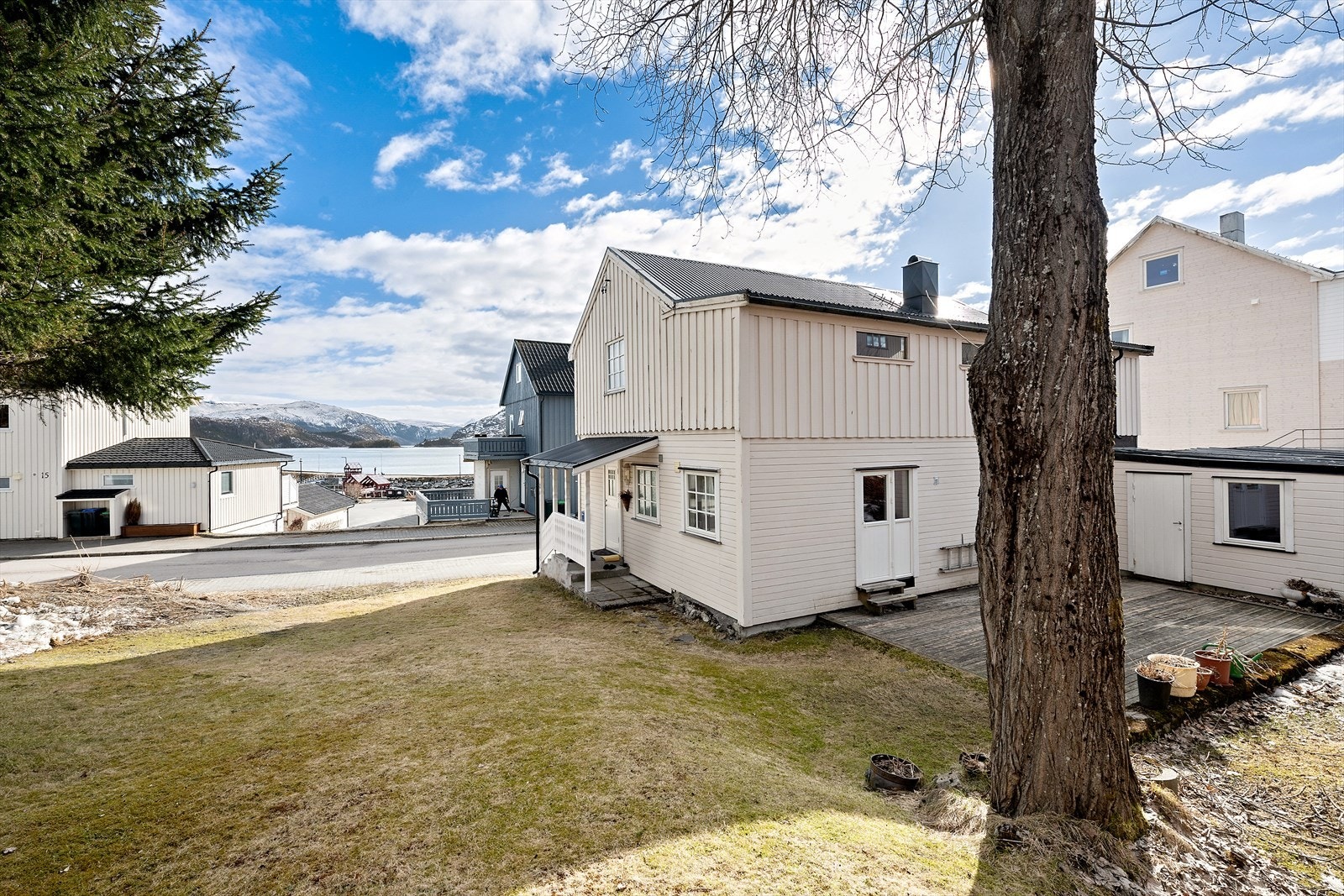 Her kan du bo med gangavstand til alt Hemnesberget har å by på, og med noe utsikt over blant annet småbåthavna og fjorden. Galleribilde