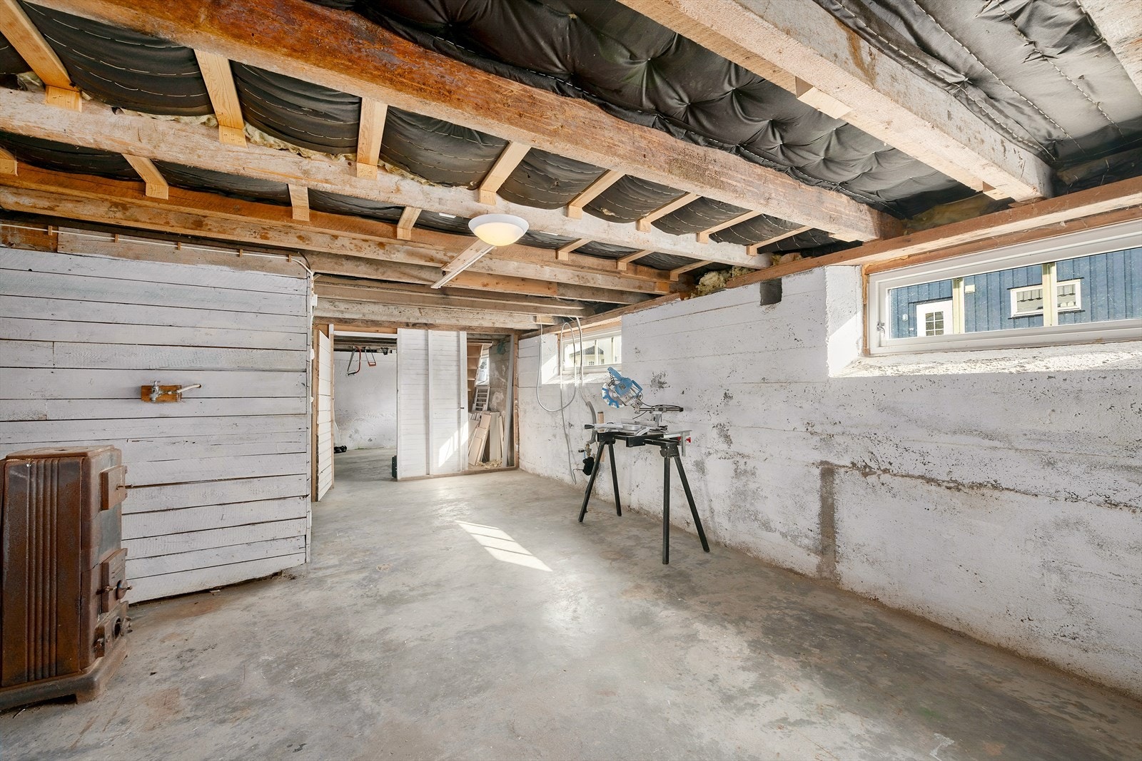 Kjelleretasjen nåes via trapperommet inne i boligen eller på utsiden ved garasjen. Meget gode lagringsmuligheter i kjeller Galleribilde