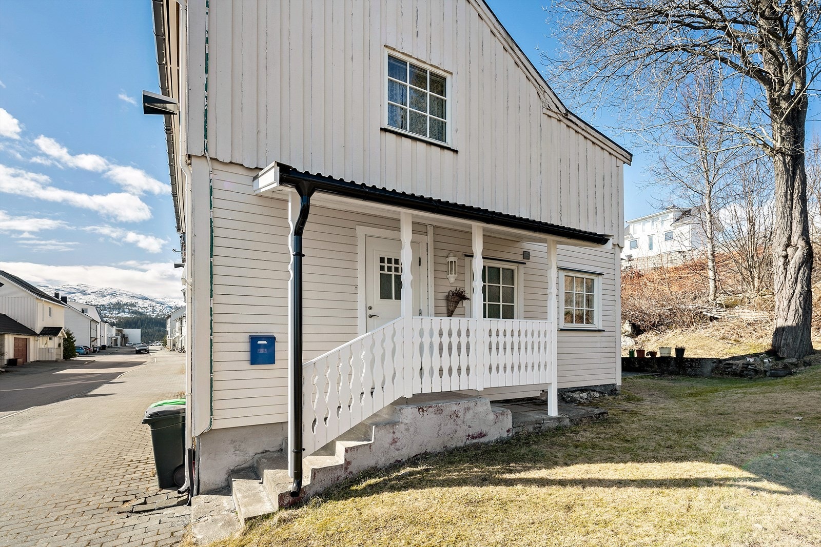 Eiendommen ligger i sentrum av Hemnesberget, med nærhet til butikker, kafeer, marina, skole, barnehage, kollektivtransport, idrettsanlegg og turområder. Hemnesberget ligger ca 4 mil fra Mo I Rana. Galleribilde