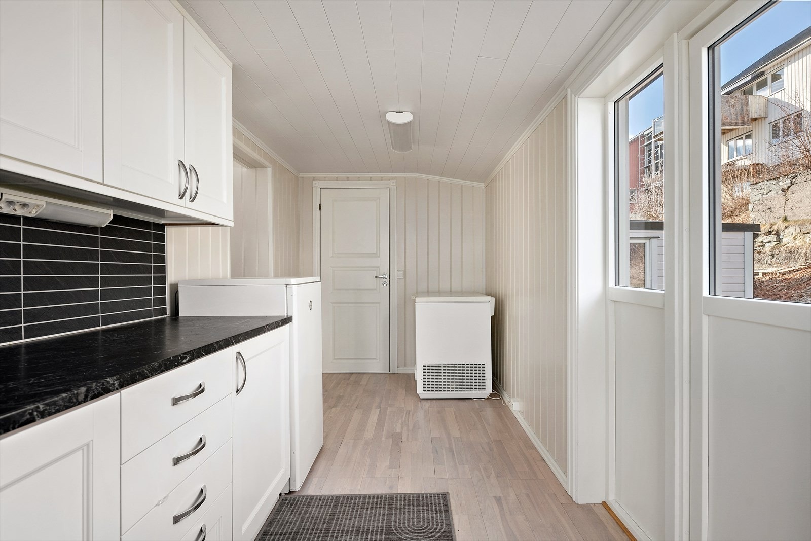 Kjøkkenet fra motsatt vinkel. Hvitevarer medfølger. Galleribilde