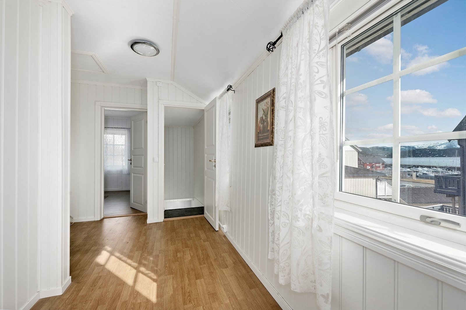 Opp trappen når du en bred og romslig loftsgang med tilgang til 3 stk gjeve soverom, 1 bad som ble oppusset i 2022, der dusjkabinett og baderomsinnredning ikke er montert. Galleribilde