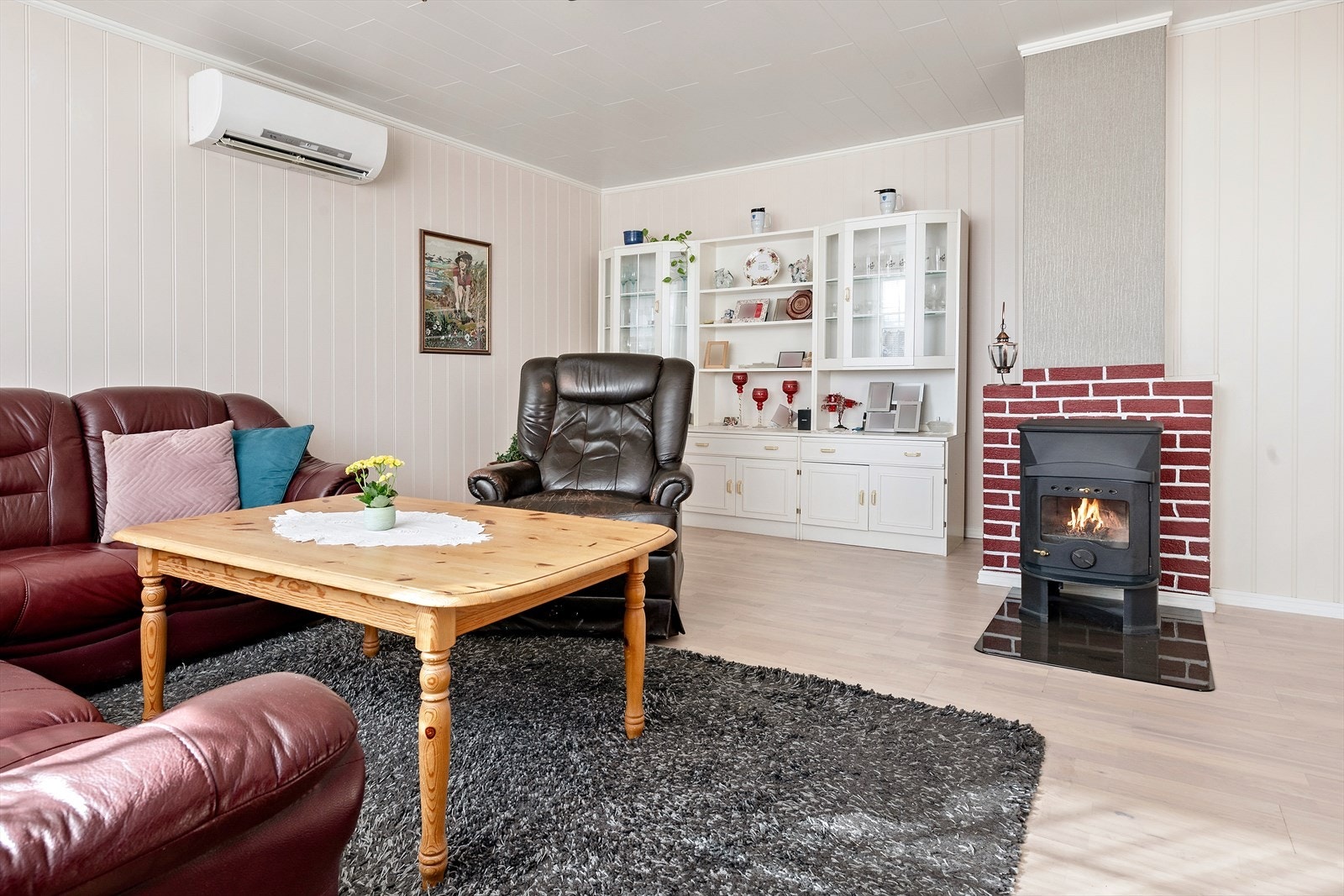 Stuen som er todelt. Oppvarmet av varmepumpe og vedovn. Galleribilde