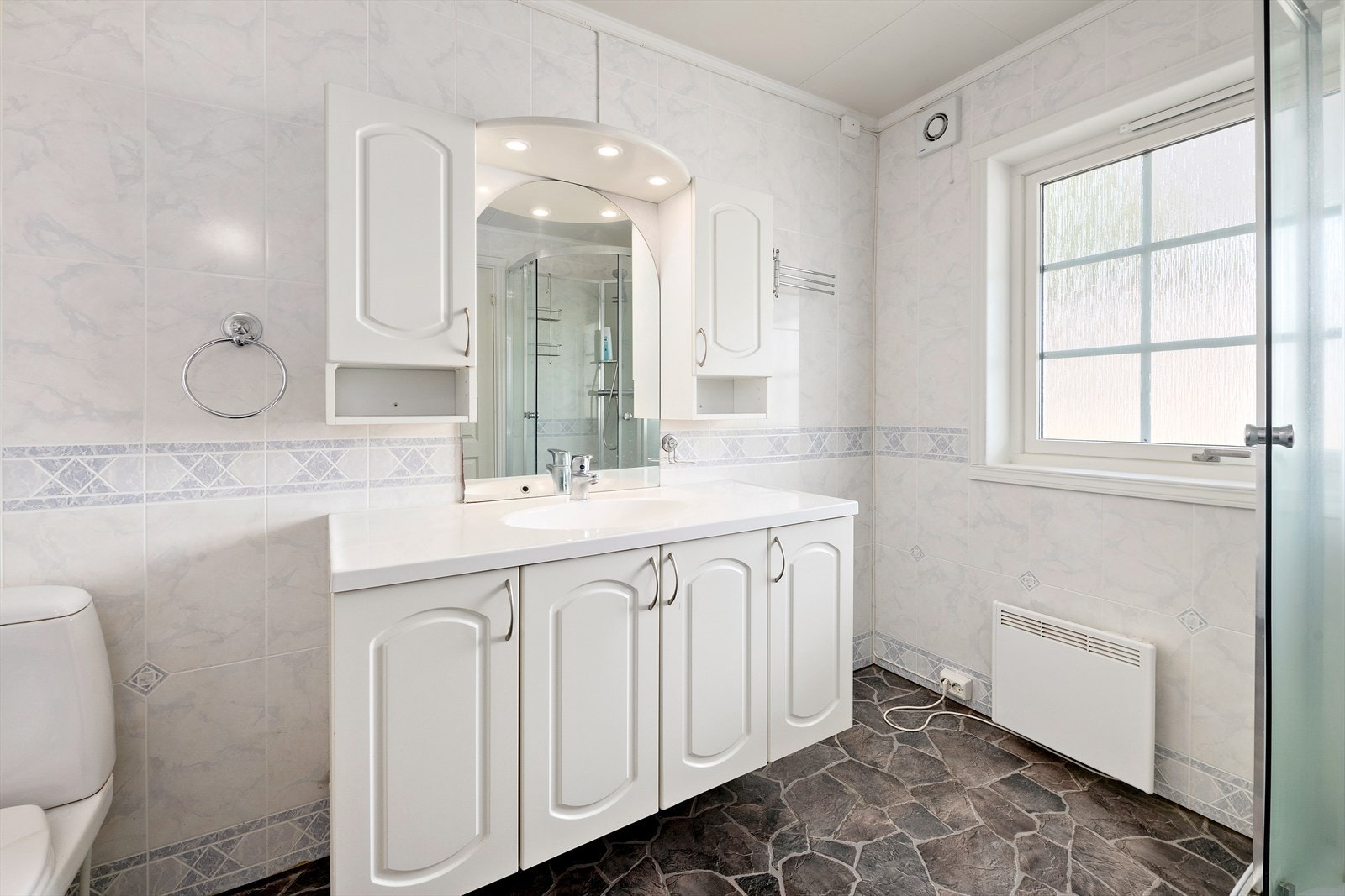 Dette badet ble oppusset ca 2008 og har også vaskeromsfunksjon og toalett, stål skyllekar samt dusjkabinett tilkoblet. Varmet opp med panelovn. Galleribilde