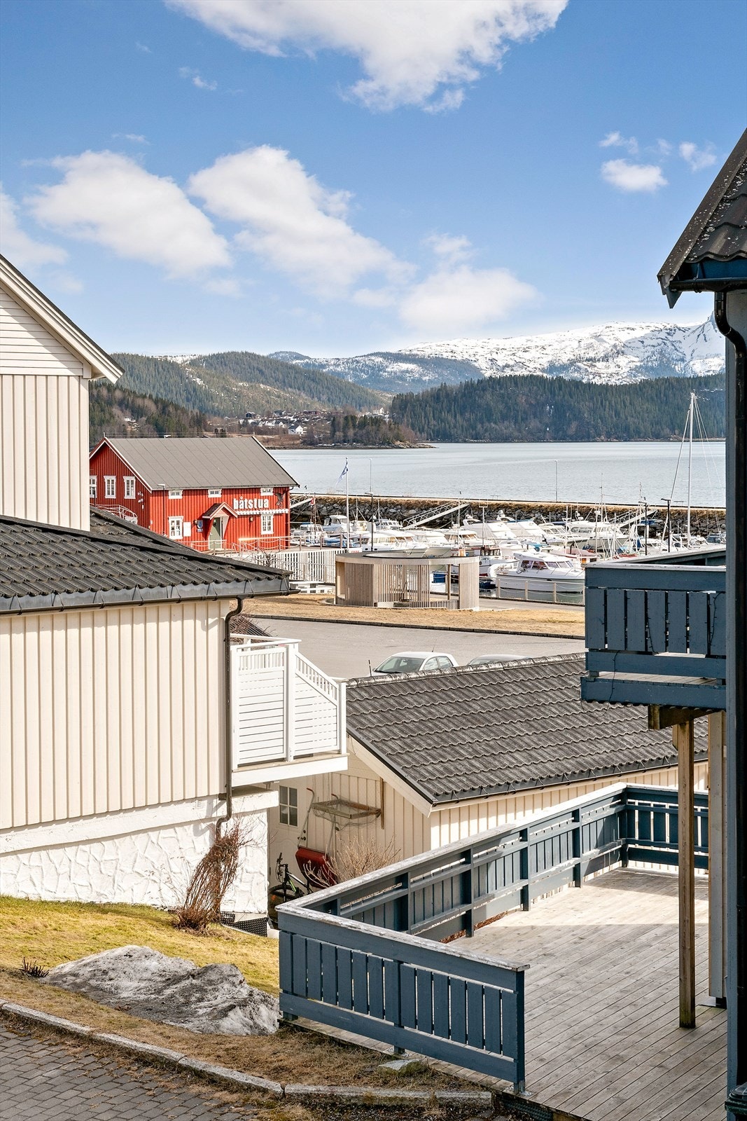 Boligen ligger ikke langt unna den populære småbåthavna på Hemnesberget. Galleribilde