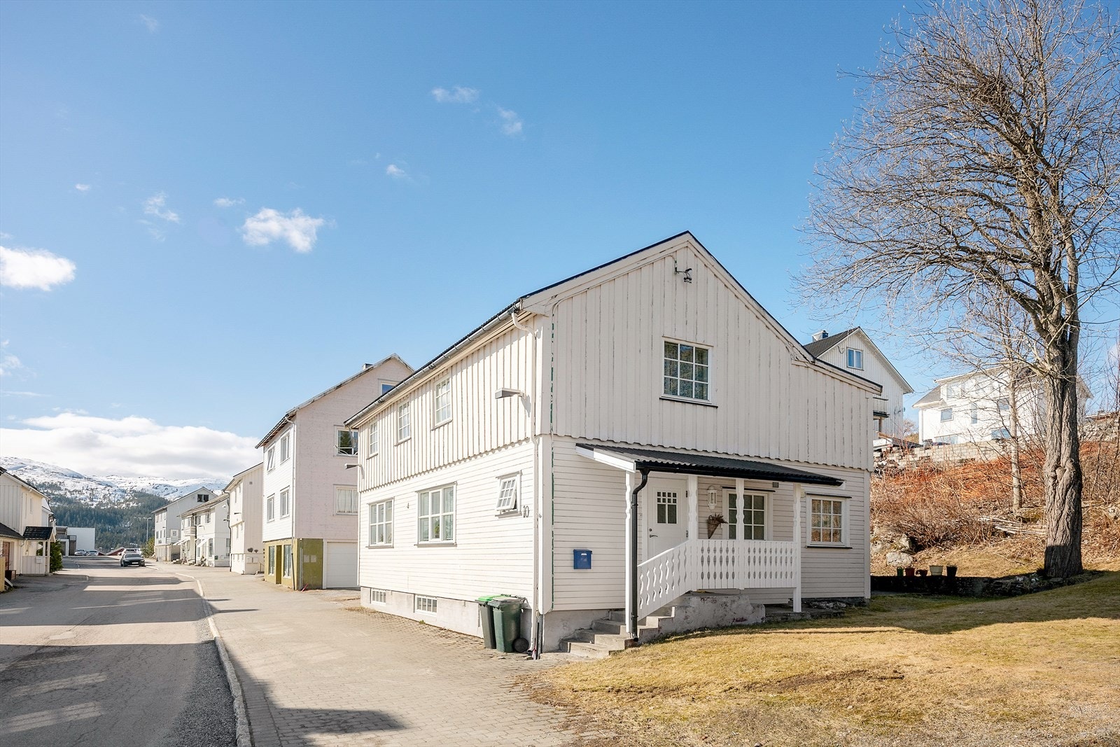 Eiendommen ligger i sentrum av Hemnesberget, med nærhet til butikker, kafeer, marina, skole, barnehage, kollektivtransport, idrettsanlegg og turområder. Galleribilde