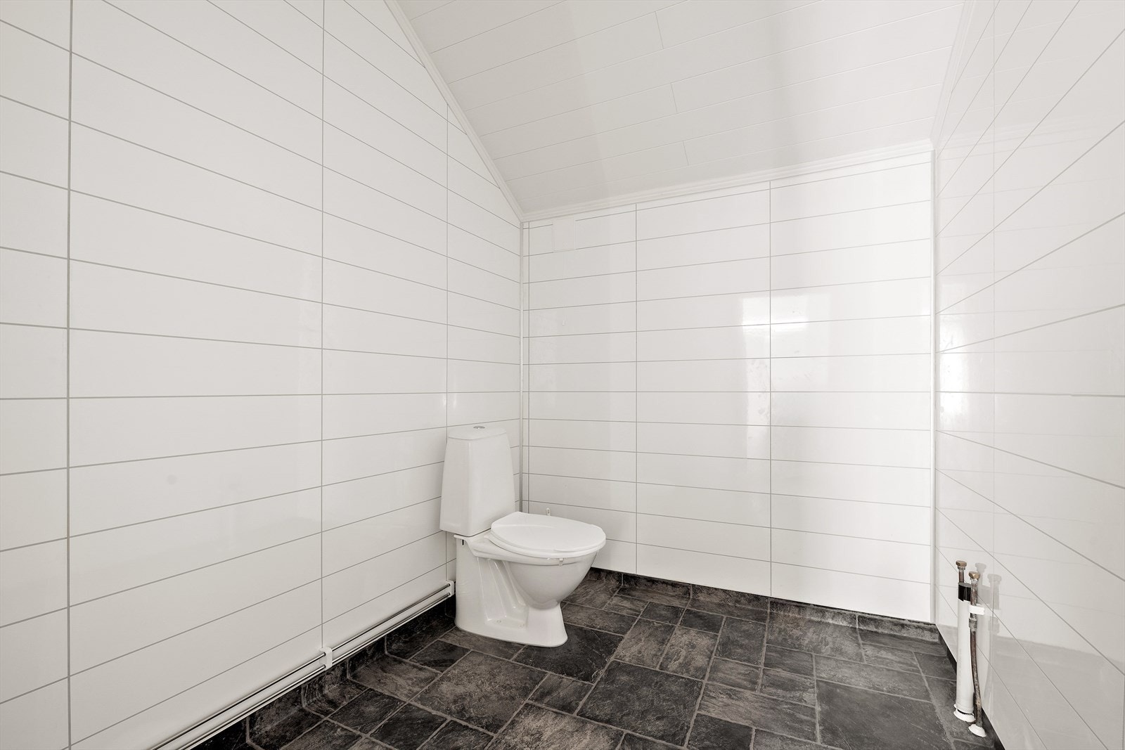 Påbegynt bad i 2.etasje i 2022, mangler baderomsinnredning og dusjkabinett. Galleribilde