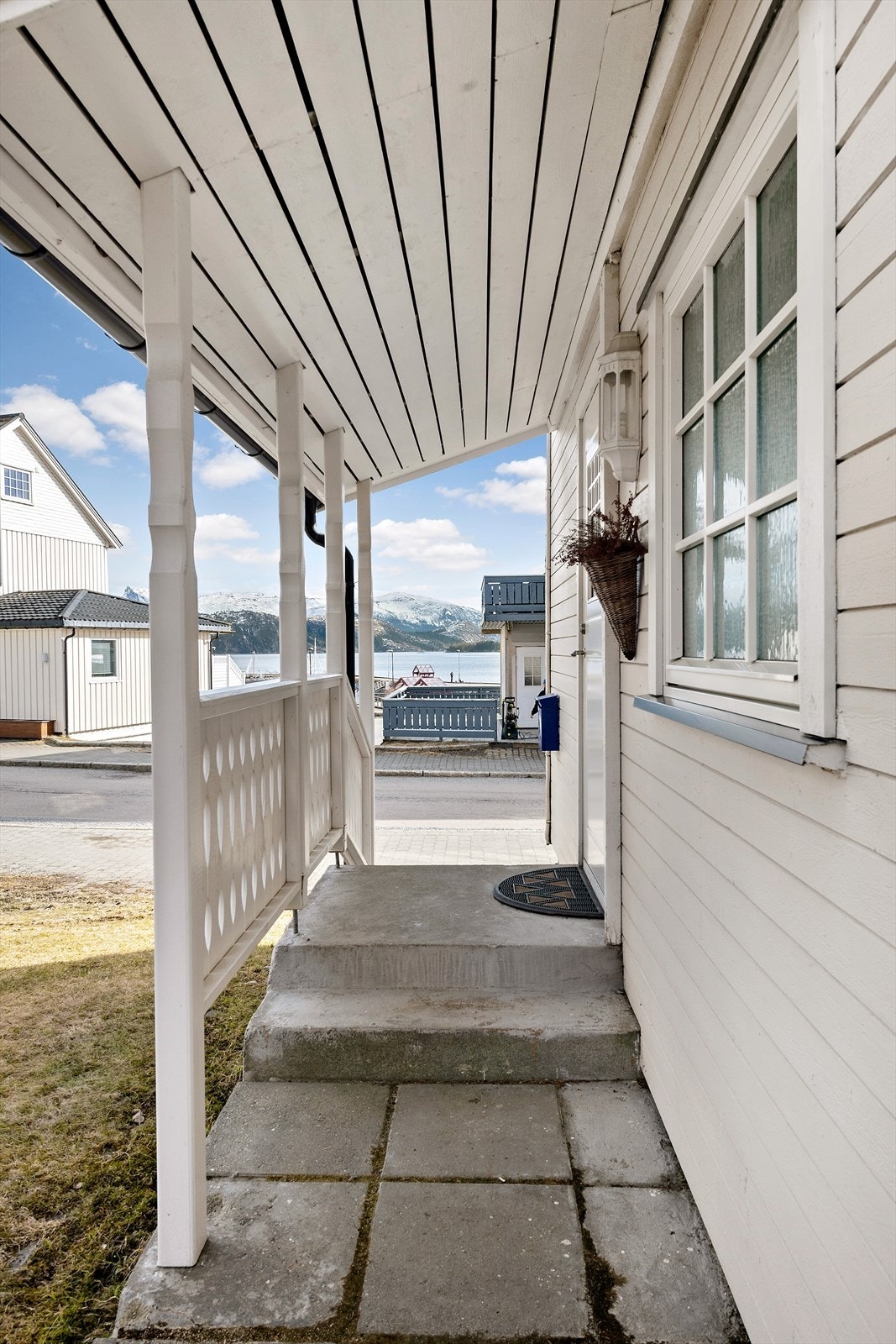 Her kan du bo med gangavstand til alt Hemnesberget har å by på, og med noe utsikt over blant annet småbåthavna og fjorden. Galleribilde