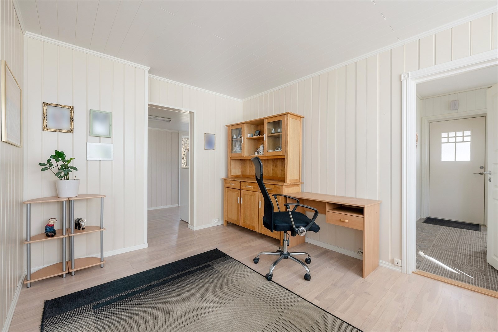 Forstue mot kjøkken til venstre og entre/gang til høyre. Galleribilde